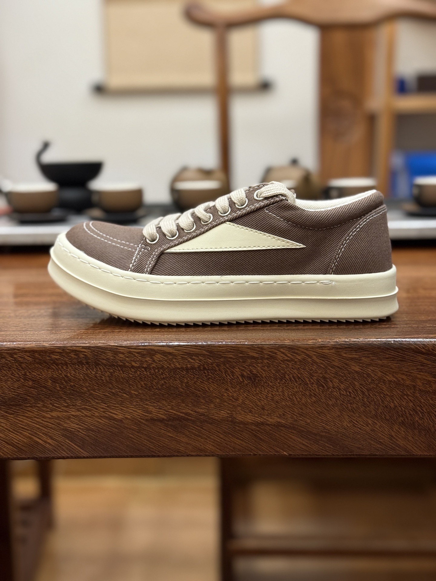 RO 板鞋 布面 棕白 尺码 35 36 37 38 39 40 41 42 43 44 45 46
Rick Owens DRKSHDW 圆头系带低帮板鞋-演绎先锋暗黑美学,重塑经典板鞋轮廓。
这双来自 Rick Owens 副线 DRKSHDW的男款板鞋,是暗黑先锋风格与街头实用主义的精妙融合。标志性的 黑色 调贯穿始终,奠定永不过时的暗黑基调,是品牌美学最纯粹的诠释。
其颠覆性的 圆头设计,打破了传统板鞋的固有印象,呈现出Rick Owens 特有的未来复古感与雕塑般的廓形语言。低帮 剪裁赋予脚踝自由,同时保持利落线条。经典的系带系统不仅确保稳固贴合,更增添一份精致的手工感。
作为 DRKSHDW 的产品,它延续了主线Rick Owens的先锋精神与高品质工艺,同时更强调日常穿着的舒适性与街头适应性。无论是搭配标志性的层叠剪裁,还是融入简约的都市造型,这双黑色圆头板鞋都是塑造不羁态度与低调锋芒的永不过时的武器。