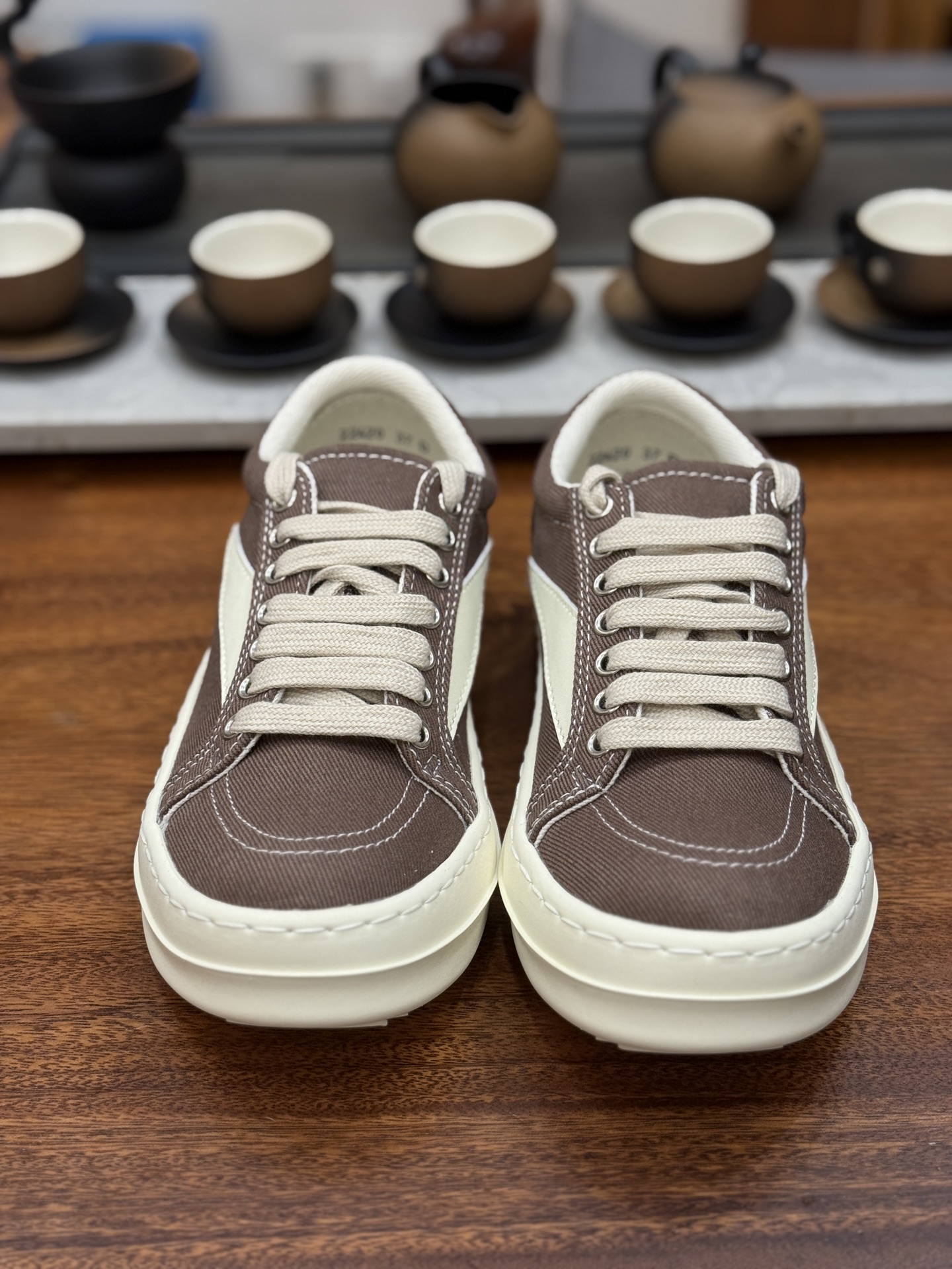 RO 板鞋 布面 棕白 尺码 35 36 37 38 39 40 41 42 43 44 45 46
Rick Owens DRKSHDW 圆头系带低帮板鞋-演绎先锋暗黑美学,重塑经典板鞋轮廓。
这双来自 Rick Owens 副线 DRKSHDW的男款板鞋,是暗黑先锋风格与街头实用主义的精妙融合。标志性的 黑色 调贯穿始终,奠定永不过时的暗黑基调,是品牌美学最纯粹的诠释。
其颠覆性的 圆头设计,打破了传统板鞋的固有印象,呈现出Rick Owens 特有的未来复古感与雕塑般的廓形语言。低帮 剪裁赋予脚踝自由,同时保持利落线条。经典的系带系统不仅确保稳固贴合,更增添一份精致的手工感。
作为 DRKSHDW 的产品,它延续了主线Rick Owens的先锋精神与高品质工艺,同时更强调日常穿着的舒适性与街头适应性。无论是搭配标志性的层叠剪裁,还是融入简约的都市造型,这双黑色圆头板鞋都是塑造不羁态度与低调锋芒的永不过时的武器。