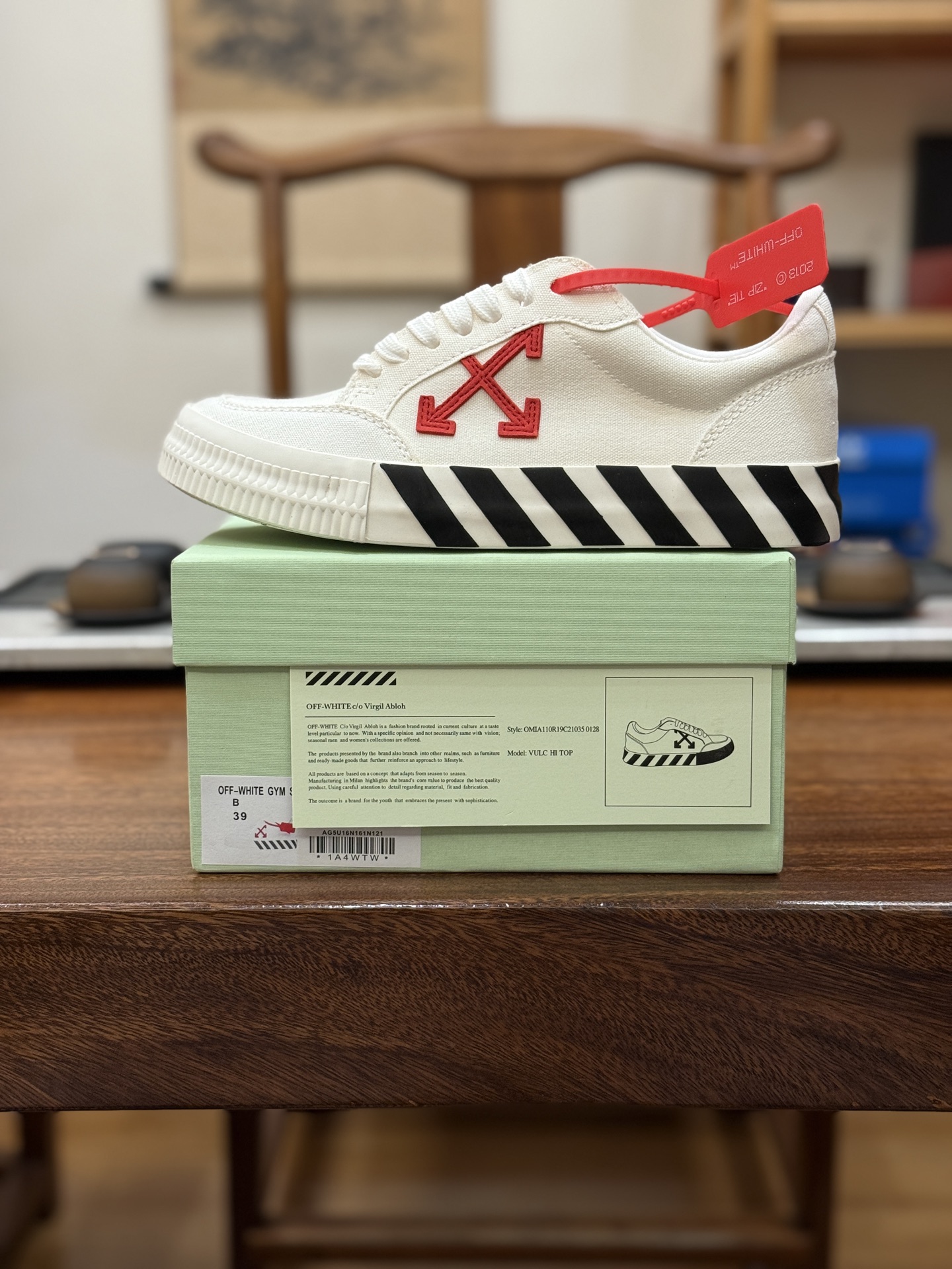 Off-White c/o Virgil Abloh Vulc Low Top 箭头低帮硫化帆布板鞋
尺码:36 37 38 39 40 41 42 43 44 45 46 47
Off-White 近日才发布其春夏新款鞋履,紧跟着就推出全新秋冬鞋款。此番带来的是一系列“ Off-Court ”运动鞋,其中除了基础的黑、白色 Vulc Low-Top 还有一双充满街头韵味的棋盘格元素,亮点其实在鞋内侧的橙色瓶贴以及鞋带头的橙色细节处理。该品牌标志性的箭头标志,防盗扣和鞋带的设计以及鞋后跟的字样也极具“THE TEN”系列的影子。