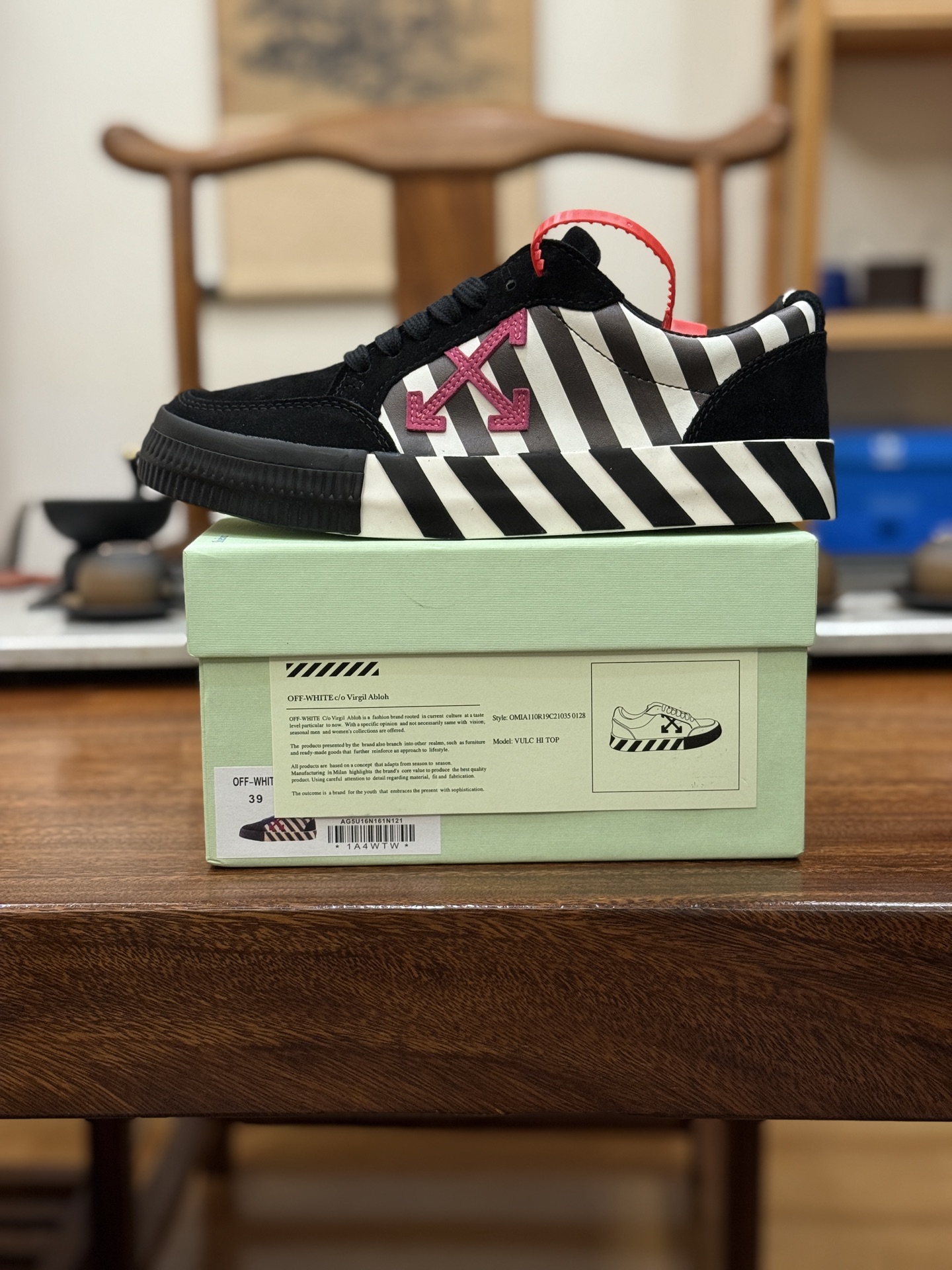 Off-White c/o Virgil Abloh Vulc Low Top 箭头低帮硫化帆布板鞋
尺码:36 37 38 39 40 41 42 43 44 45 46 47
Off-White 近日才发布其春夏新款鞋履,紧跟着就推出全新秋冬鞋款。此番带来的是一系列“ Off-Court ”运动鞋,其中除了基础的黑、白色 Vulc Low-Top 还有一双充满街头韵味的棋盘格元素,亮点其实在鞋内侧的橙色瓶贴以及鞋带头的橙色细节处理。该品牌标志性的箭头标志,防盗扣和鞋带的设计以及鞋后跟的字样也极具“THE TEN”系列的影子。