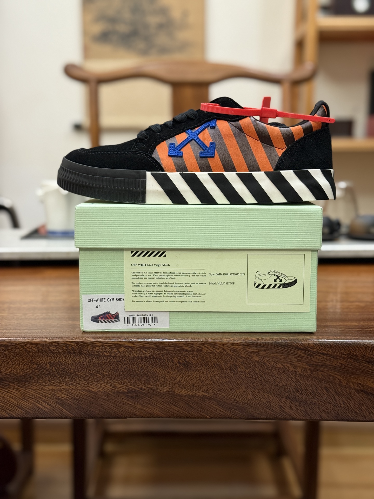 Off-White c/o Virgil Abloh Vulc Low Top 箭头低帮硫化帆布板鞋
尺码:36 37 38 39 40 41 42 43 44 45 46 47
Off-White 近日才发布其春夏新款鞋履,紧跟着就推出全新秋冬鞋款。此番带来的是一系列“ Off-Court ”运动鞋,其中除了基础的黑、白色 Vulc Low-Top 还有一双充满街头韵味的棋盘格元素,亮点其实在鞋内侧的橙色瓶贴以及鞋带头的橙色细节处理。该品牌标志性的箭头标志,防盗扣和鞋带的设计以及鞋后跟的字样也极具“THE TEN”系列的影子。