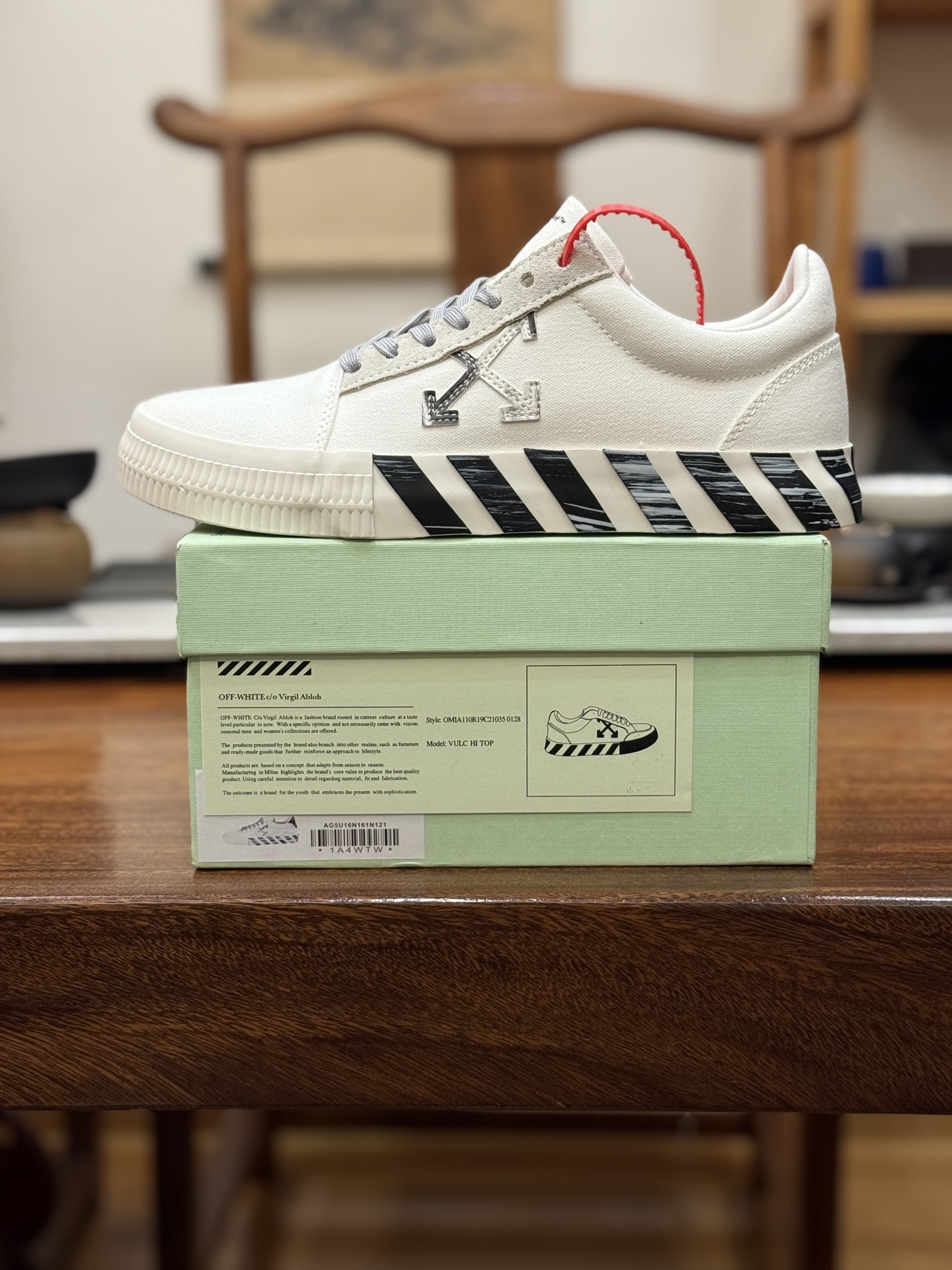 Off-White c/o Virgil Abloh Vulc Low Top 箭头低帮硫化帆布板鞋
尺码:36 37 38 39 40 41 42 43 44 45 46 47
Off-White 近日才发布其春夏新款鞋履,紧跟着就推出全新秋冬鞋款。此番带来的是一系列“ Off-Court ”运动鞋,其中除了基础的黑、白色 Vulc Low-Top 还有一双充满街头韵味的棋盘格元素,亮点其实在鞋内侧的橙色瓶贴以及鞋带头的橙色细节处理。该品牌标志性的箭头标志,防盗扣和鞋带的设计以及鞋后跟的字样也极具“THE TEN”系列的影子。