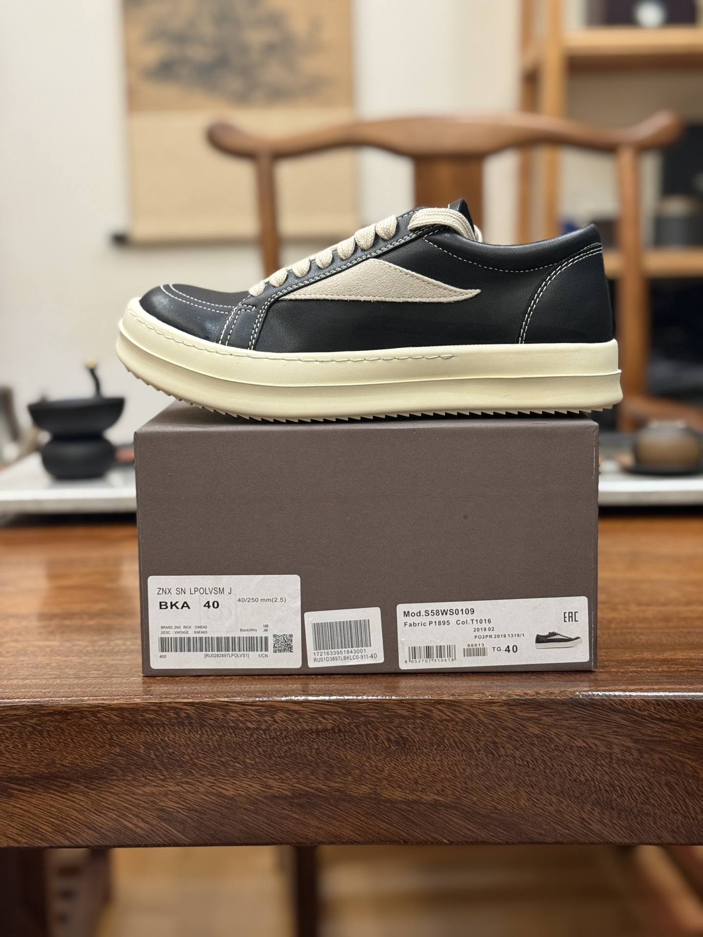 RO 板鞋 皮面 黑白 尺码 35 36 37 38 39 40 41 42 43 44 45 46
Rick Owens DRKSHDW 圆头系带低帮板鞋-演绎先锋暗黑美学,重塑经典板鞋轮廓。
这双来自 Rick Owens 副线 DRKSHDW的男款板鞋,是暗黑先锋风格与街头实用主义的精妙融合。标志性的 黑色 调贯穿始终,奠定永不过时的暗黑基调,是品牌美学最纯粹的诠释。
其颠覆性的 圆头设计,打破了传统板鞋的固有印象,呈现出Rick Owens 特有的未来复古感与雕塑般的廓形语言。低帮 剪裁赋予脚踝自由,同时保持利落线条。经典的系带系统不仅确保稳固贴合,更增添一份精致的手工感。
作为 DRKSHDW 的产品,它延续了主线Rick Owens的先锋精神与高品质工艺,同时更强调日常穿着的舒适性与街头适应性。无论是搭配标志性的层叠剪裁,还是融入简约的都市造型,这双黑色圆头板鞋都是塑造不羁态度与低调锋芒的永不过时的武器。