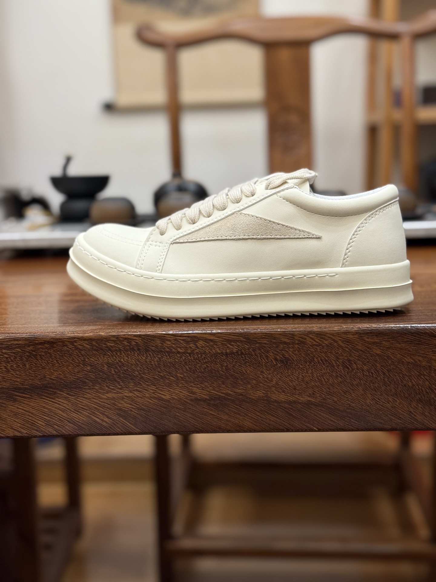 RO 板鞋 皮面 米白 尺码 35 36 37 38 39 40 41 42 43 44 45 46
Rick Owens DRKSHDW 圆头系带低帮板鞋-演绎先锋暗黑美学,重塑经典板鞋轮廓。
这双来自 Rick Owens 副线 DRKSHDW的男款板鞋,是暗黑先锋风格与街头实用主义的精妙融合。标志性的 黑色 调贯穿始终,奠定永不过时的暗黑基调,是品牌美学最纯粹的诠释。
其颠覆性的 圆头设计,打破了传统板鞋的固有印象,呈现出Rick Owens 特有的未来复古感与雕塑般的廓形语言。低帮 剪裁赋予脚踝自由,同时保持利落线条。经典的系带系统不仅确保稳固贴合,更增添一份精致的手工感。
作为 DRKSHDW 的产品,它延续了主线Rick Owens的先锋精神与高品质工艺,同时更强调日常穿着的舒适性与街头适应性。无论是搭配标志性的层叠剪裁,还是融入简约的都市造型,这双黑色圆头板鞋都是塑造不羁态度与低调锋芒的永不过时的武器。