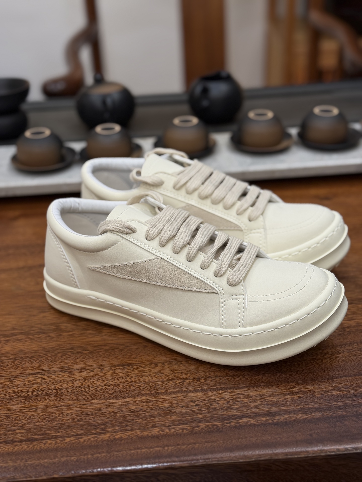 RO 板鞋 皮面 米白 尺码 35 36 37 38 39 40 41 42 43 44 45 46
Rick Owens DRKSHDW 圆头系带低帮板鞋-演绎先锋暗黑美学,重塑经典板鞋轮廓。
这双来自 Rick Owens 副线 DRKSHDW的男款板鞋,是暗黑先锋风格与街头实用主义的精妙融合。标志性的 黑色 调贯穿始终,奠定永不过时的暗黑基调,是品牌美学最纯粹的诠释。
其颠覆性的 圆头设计,打破了传统板鞋的固有印象,呈现出Rick Owens 特有的未来复古感与雕塑般的廓形语言。低帮 剪裁赋予脚踝自由,同时保持利落线条。经典的系带系统不仅确保稳固贴合,更增添一份精致的手工感。
作为 DRKSHDW 的产品,它延续了主线Rick Owens的先锋精神与高品质工艺,同时更强调日常穿着的舒适性与街头适应性。无论是搭配标志性的层叠剪裁,还是融入简约的都市造型,这双黑色圆头板鞋都是塑造不羁态度与低调锋芒的永不过时的武器。