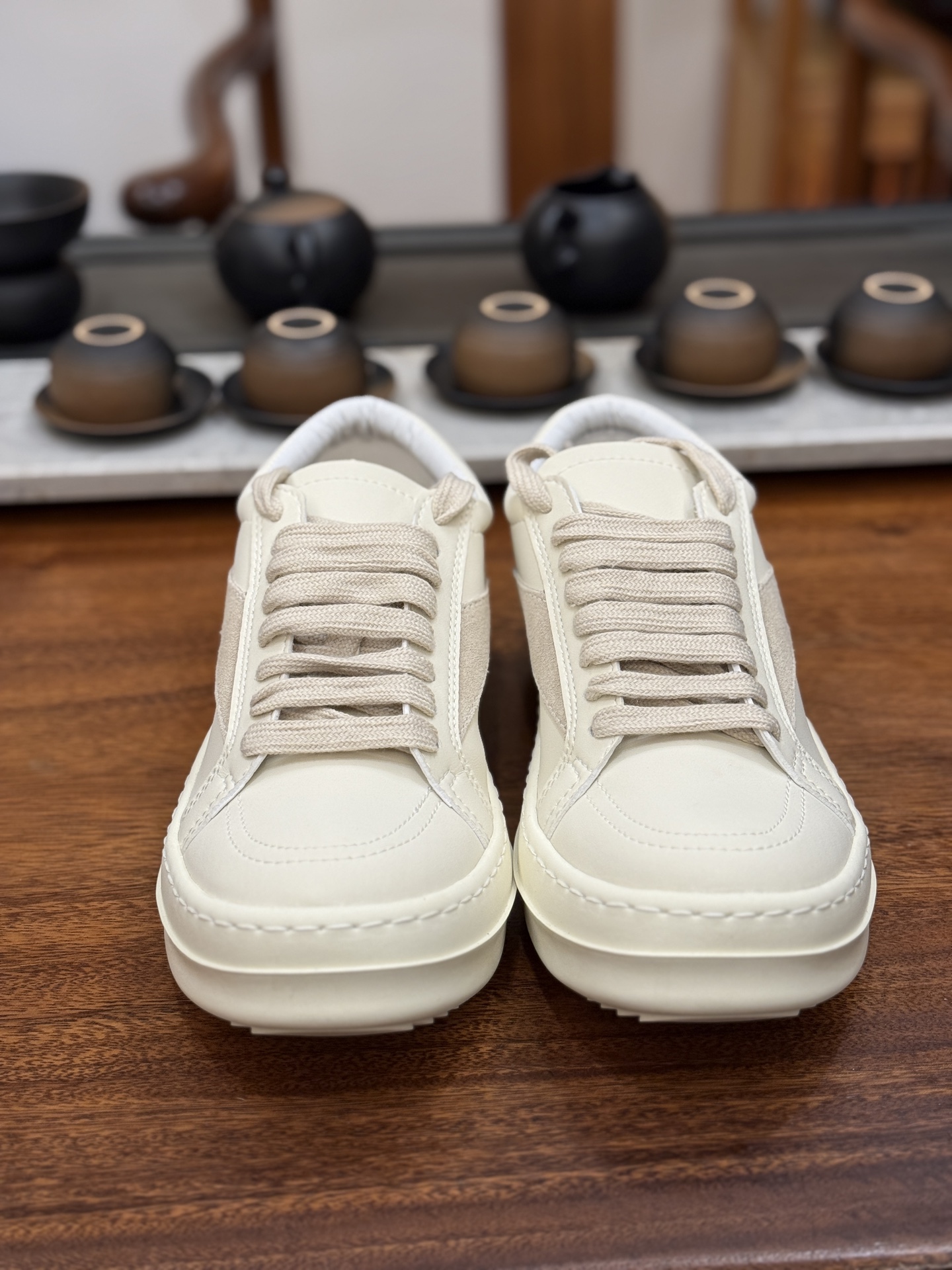 RO 板鞋 皮面 米白 尺码 35 36 37 38 39 40 41 42 43 44 45 46
Rick Owens DRKSHDW 圆头系带低帮板鞋-演绎先锋暗黑美学,重塑经典板鞋轮廓。
这双来自 Rick Owens 副线 DRKSHDW的男款板鞋,是暗黑先锋风格与街头实用主义的精妙融合。标志性的 黑色 调贯穿始终,奠定永不过时的暗黑基调,是品牌美学最纯粹的诠释。
其颠覆性的 圆头设计,打破了传统板鞋的固有印象,呈现出Rick Owens 特有的未来复古感与雕塑般的廓形语言。低帮 剪裁赋予脚踝自由,同时保持利落线条。经典的系带系统不仅确保稳固贴合,更增添一份精致的手工感。
作为 DRKSHDW 的产品,它延续了主线Rick Owens的先锋精神与高品质工艺,同时更强调日常穿着的舒适性与街头适应性。无论是搭配标志性的层叠剪裁,还是融入简约的都市造型,这双黑色圆头板鞋都是塑造不羁态度与低调锋芒的永不过时的武器。