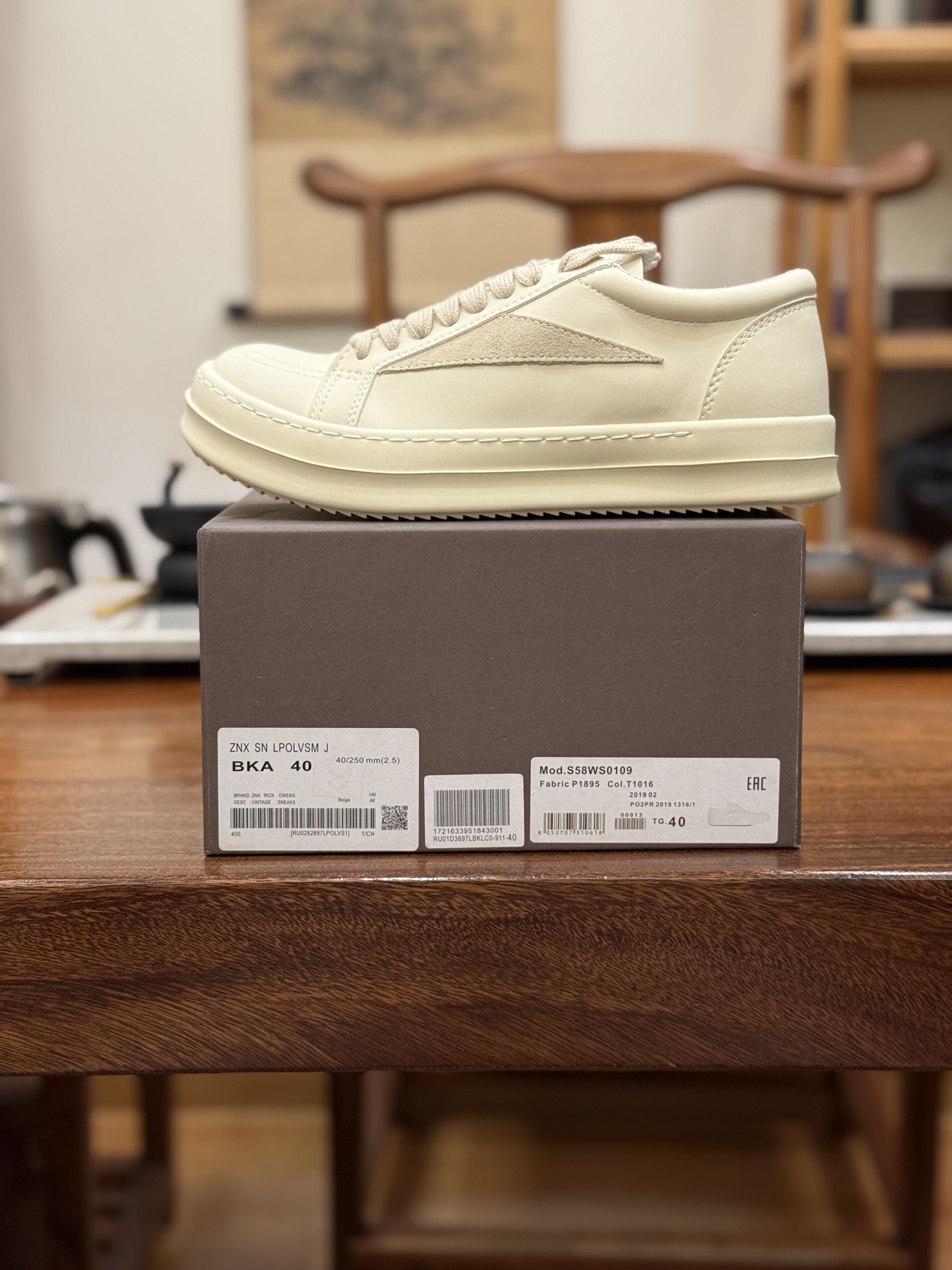 RO 板鞋 皮面 米白 尺码 35 36 37 38 39 40 41 42 43 44 45 46
Rick Owens DRKSHDW 圆头系带低帮板鞋-演绎先锋暗黑美学,重塑经典板鞋轮廓。
这双来自 Rick Owens 副线 DRKSHDW的男款板鞋,是暗黑先锋风格与街头实用主义的精妙融合。标志性的 黑色 调贯穿始终,奠定永不过时的暗黑基调,是品牌美学最纯粹的诠释。
其颠覆性的 圆头设计,打破了传统板鞋的固有印象,呈现出Rick Owens 特有的未来复古感与雕塑般的廓形语言。低帮 剪裁赋予脚踝自由,同时保持利落线条。经典的系带系统不仅确保稳固贴合,更增添一份精致的手工感。
作为 DRKSHDW 的产品,它延续了主线Rick Owens的先锋精神与高品质工艺,同时更强调日常穿着的舒适性与街头适应性。无论是搭配标志性的层叠剪裁,还是融入简约的都市造型,这双黑色圆头板鞋都是塑造不羁态度与低调锋芒的永不过时的武器。