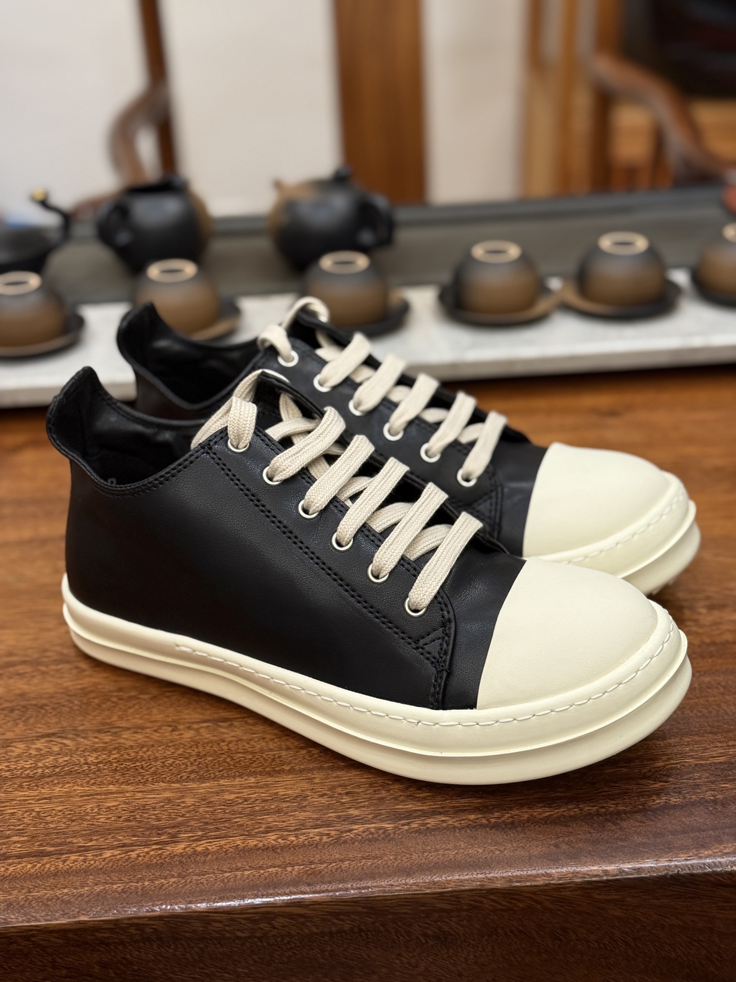 RO 板鞋 皮面 ,黑白尺码 35 36 37 38 39 40 41 42 43 44 45 46
Rick Owens DRKSHDW 圆头系带低帮板鞋-演绎先锋暗黑美学,重塑经典板鞋轮廓。
这双来自 Rick Owens 副线 DRKSHDW的男款板鞋,是暗黑先锋风格与街头实用主义的精妙融合。标志性的 黑色 调贯穿始终,奠定永不过时的暗黑基调,是品牌美学最纯粹的诠释。
其颠覆性的 圆头设计,打破了传统板鞋的固有印象,呈现出Rick Owens 特有的未来复古感与雕塑般的廓形语言。低帮 剪裁赋予脚踝自由,同时保持利落线条。经典的系带系统不仅确保稳固贴合,更增添一份精致的手工感。
作为 DRKSHDW 的产品,它延续了主线Rick Owens的先锋精神与高品质工艺,同时更强调日常穿着的舒适性与街头适应性。无论是搭配标志性的层叠剪裁,还是融入简约的都市造型,这双黑色圆头板鞋都是塑造不羁态度与低调锋芒的永不过时的武器。