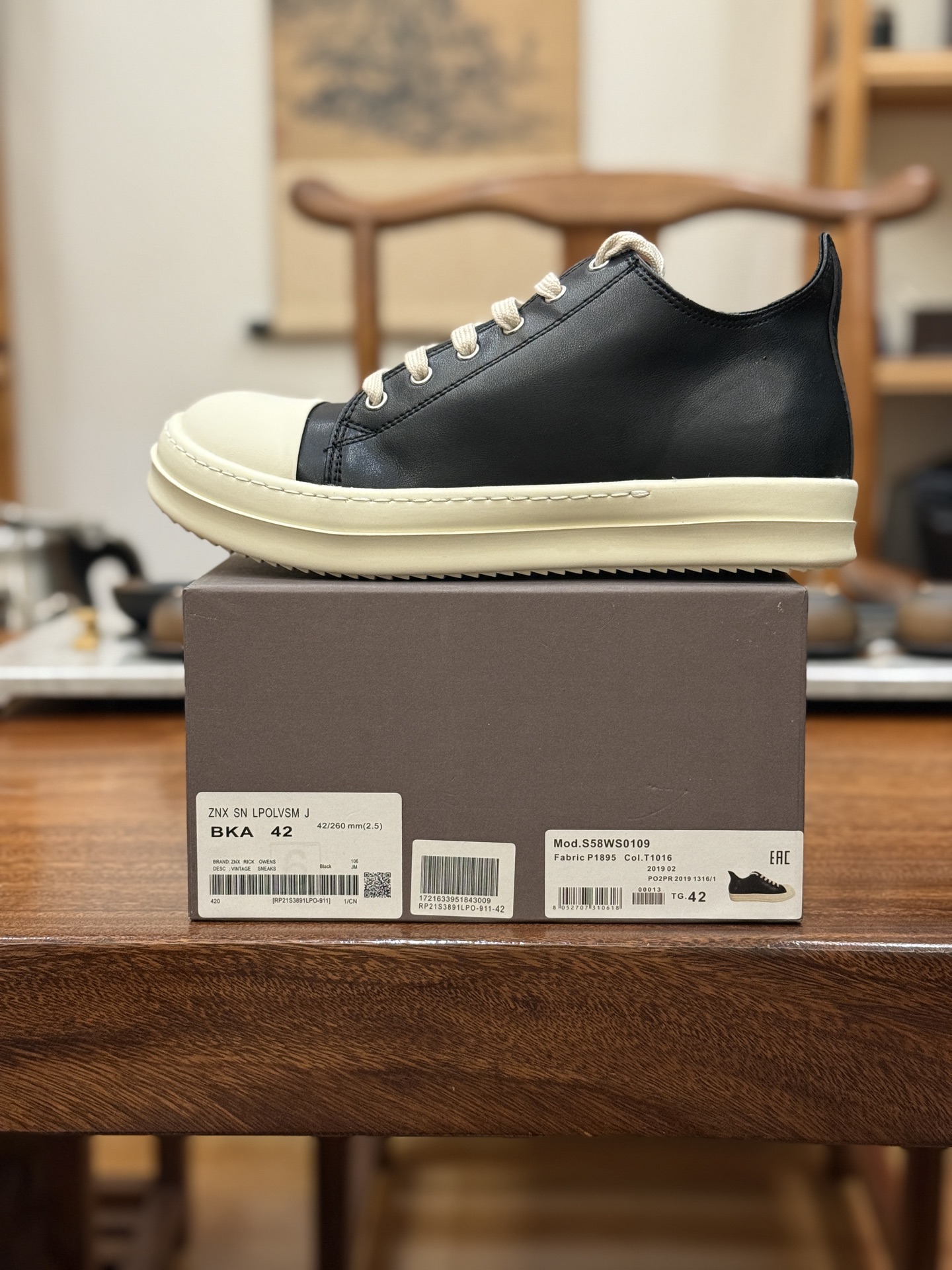 RO 板鞋 皮面 ,黑白尺码 35 36 37 38 39 40 41 42 43 44 45 46
Rick Owens DRKSHDW 圆头系带低帮板鞋-演绎先锋暗黑美学,重塑经典板鞋轮廓。
这双来自 Rick Owens 副线 DRKSHDW的男款板鞋,是暗黑先锋风格与街头实用主义的精妙融合。标志性的 黑色 调贯穿始终,奠定永不过时的暗黑基调,是品牌美学最纯粹的诠释。
其颠覆性的 圆头设计,打破了传统板鞋的固有印象,呈现出Rick Owens 特有的未来复古感与雕塑般的廓形语言。低帮 剪裁赋予脚踝自由,同时保持利落线条。经典的系带系统不仅确保稳固贴合,更增添一份精致的手工感。
作为 DRKSHDW 的产品,它延续了主线Rick Owens的先锋精神与高品质工艺,同时更强调日常穿着的舒适性与街头适应性。无论是搭配标志性的层叠剪裁,还是融入简约的都市造型,这双黑色圆头板鞋都是塑造不羁态度与低调锋芒的永不过时的武器。