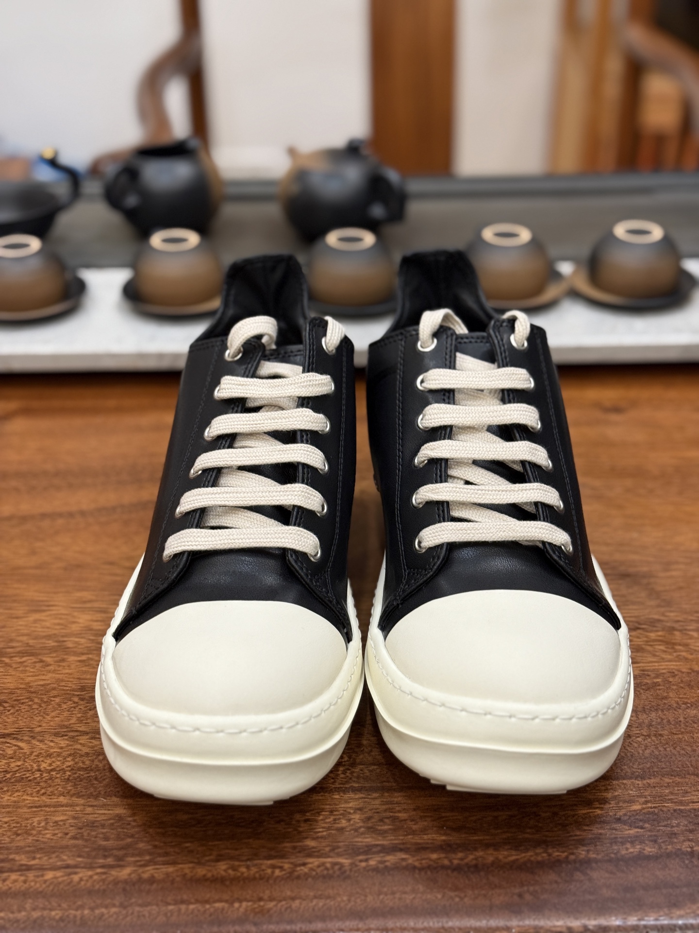 RO 板鞋 皮面 ,黑白尺码 35 36 37 38 39 40 41 42 43 44 45 46
Rick Owens DRKSHDW 圆头系带低帮板鞋-演绎先锋暗黑美学,重塑经典板鞋轮廓。
这双来自 Rick Owens 副线 DRKSHDW的男款板鞋,是暗黑先锋风格与街头实用主义的精妙融合。标志性的 黑色 调贯穿始终,奠定永不过时的暗黑基调,是品牌美学最纯粹的诠释。
其颠覆性的 圆头设计,打破了传统板鞋的固有印象,呈现出Rick Owens 特有的未来复古感与雕塑般的廓形语言。低帮 剪裁赋予脚踝自由,同时保持利落线条。经典的系带系统不仅确保稳固贴合,更增添一份精致的手工感。
作为 DRKSHDW 的产品,它延续了主线Rick Owens的先锋精神与高品质工艺,同时更强调日常穿着的舒适性与街头适应性。无论是搭配标志性的层叠剪裁,还是融入简约的都市造型,这双黑色圆头板鞋都是塑造不羁态度与低调锋芒的永不过时的武器。