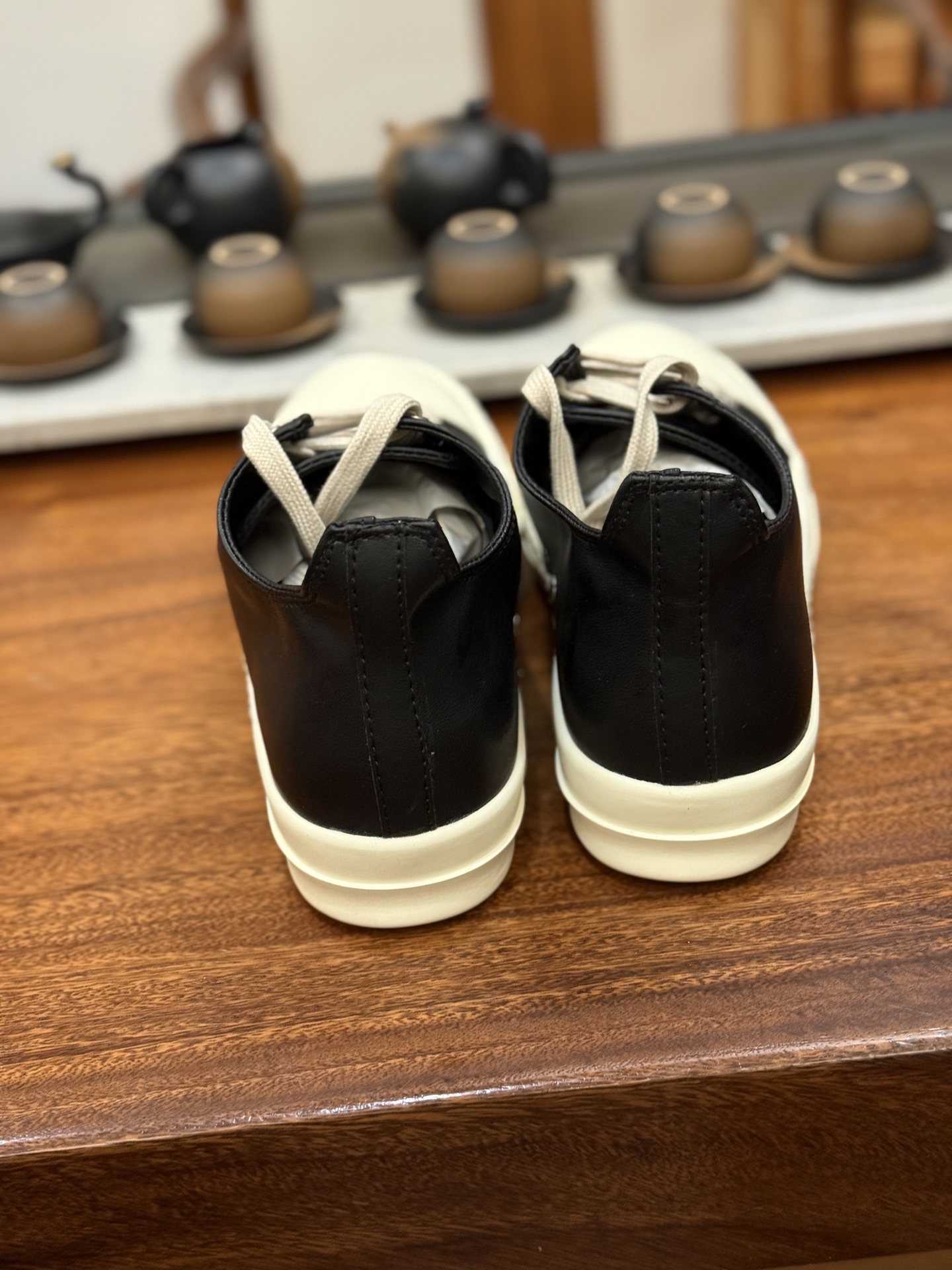 RO 板鞋 皮面 ,黑白尺码 35 36 37 38 39 40 41 42 43 44 45 46
Rick Owens DRKSHDW 圆头系带低帮板鞋-演绎先锋暗黑美学,重塑经典板鞋轮廓。
这双来自 Rick Owens 副线 DRKSHDW的男款板鞋,是暗黑先锋风格与街头实用主义的精妙融合。标志性的 黑色 调贯穿始终,奠定永不过时的暗黑基调,是品牌美学最纯粹的诠释。
其颠覆性的 圆头设计,打破了传统板鞋的固有印象,呈现出Rick Owens 特有的未来复古感与雕塑般的廓形语言。低帮 剪裁赋予脚踝自由,同时保持利落线条。经典的系带系统不仅确保稳固贴合,更增添一份精致的手工感。
作为 DRKSHDW 的产品,它延续了主线Rick Owens的先锋精神与高品质工艺,同时更强调日常穿着的舒适性与街头适应性。无论是搭配标志性的层叠剪裁,还是融入简约的都市造型,这双黑色圆头板鞋都是塑造不羁态度与低调锋芒的永不过时的武器。