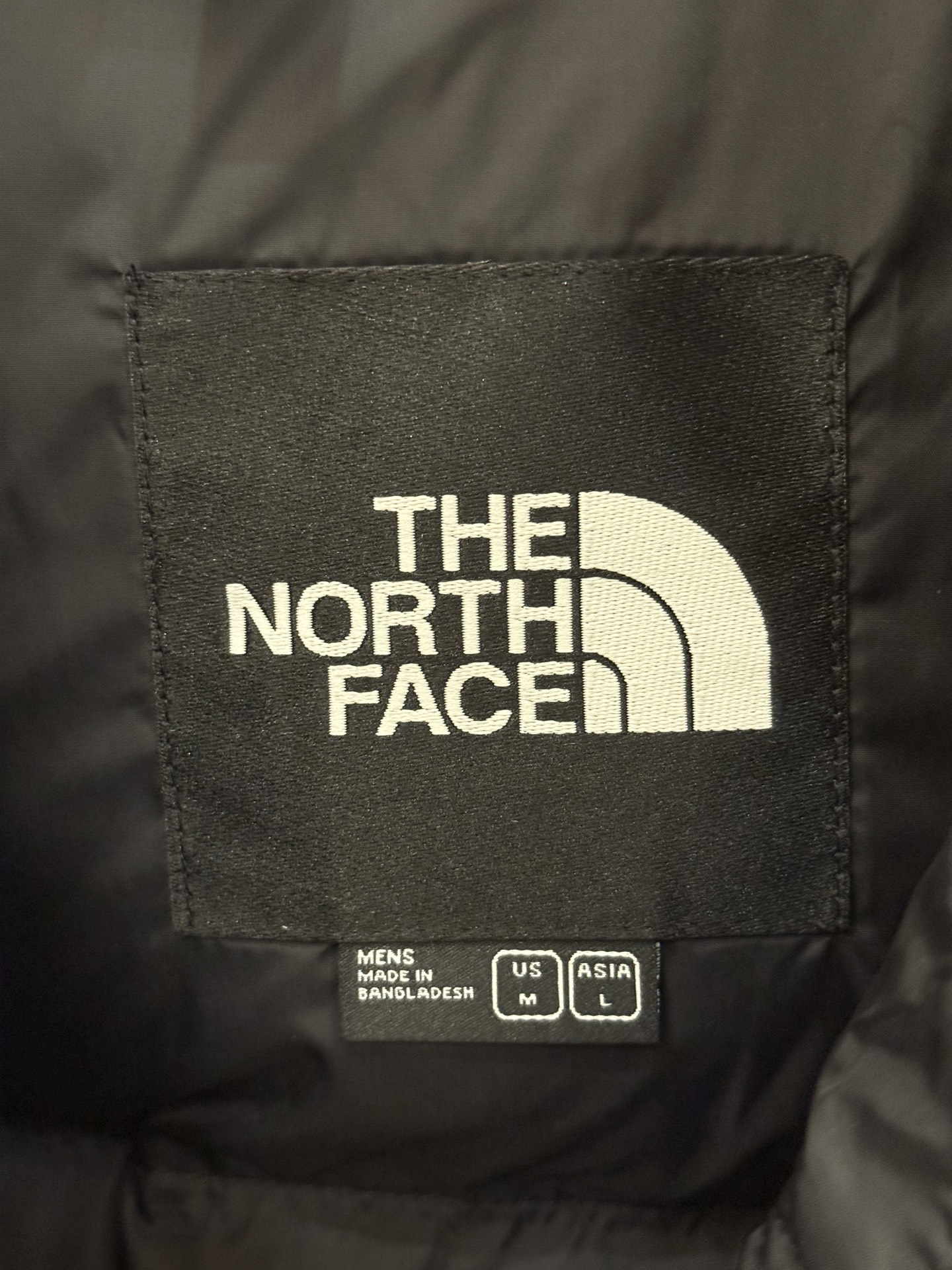 顶级北面96版
TheNorthFace北面#1996Nuptse 4NCH户外经典羽绒服#男女同款#黑色
✅全新进口百灵达绣花机定制万针电绣,采用进口7号针,进口绣线,保证每字饱满、立体、清晰,可称最贵绣标!
✅采用国标80白鸭绒填充,保暖性能更出色,轻便不厚重,压缩后的蓬松度恢复性好!
✅原厂定制40D格子四级防水布料,独家采用最新原版一致布料做法,防止跑绒,并保证手感及膨松度,内里采用尼龙nylon双重双层封禁设计,不会出现任何跑绒现象,内置抽拉绳扣的可调节下摆,可防风防寒!
✅拉链采用吉田YKK原厂定制,刻字清晰,质感完美顺滑,建议比较!
✅辅料及扣子均采用原版一样铜芯弹簧【非市面铁芯弹簧】,可对比了解更多细节,只做市场最高版本!
✅不诋毁,不浮夸,真实且不需要太多文案,因为专注,所以专业!
SIZE: XS S M L XL XXL XXXL
