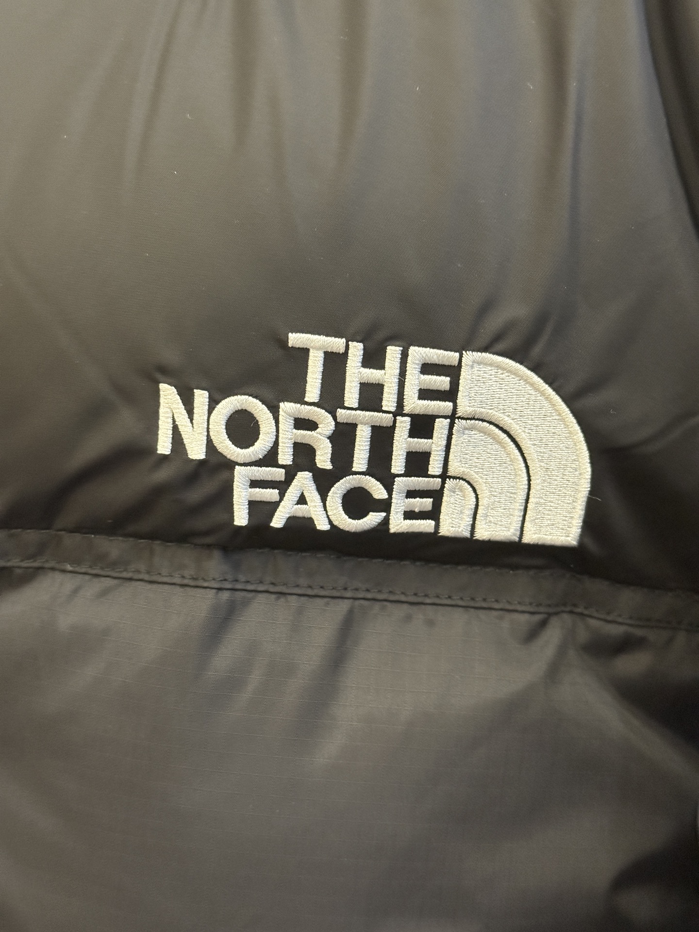顶级北面96版
TheNorthFace北面#1996Nuptse 4NCH户外经典羽绒服#男女同款#黑色
✅全新进口百灵达绣花机定制万针电绣,采用进口7号针,进口绣线,保证每字饱满、立体、清晰,可称最贵绣标!
✅采用国标80白鸭绒填充,保暖性能更出色,轻便不厚重,压缩后的蓬松度恢复性好!
✅原厂定制40D格子四级防水布料,独家采用最新原版一致布料做法,防止跑绒,并保证手感及膨松度,内里采用尼龙nylon双重双层封禁设计,不会出现任何跑绒现象,内置抽拉绳扣的可调节下摆,可防风防寒!
✅拉链采用吉田YKK原厂定制,刻字清晰,质感完美顺滑,建议比较!
✅辅料及扣子均采用原版一样铜芯弹簧【非市面铁芯弹簧】,可对比了解更多细节,只做市场最高版本!
✅不诋毁,不浮夸,真实且不需要太多文案,因为专注,所以专业!
SIZE: XS S M L XL XXL XXXL