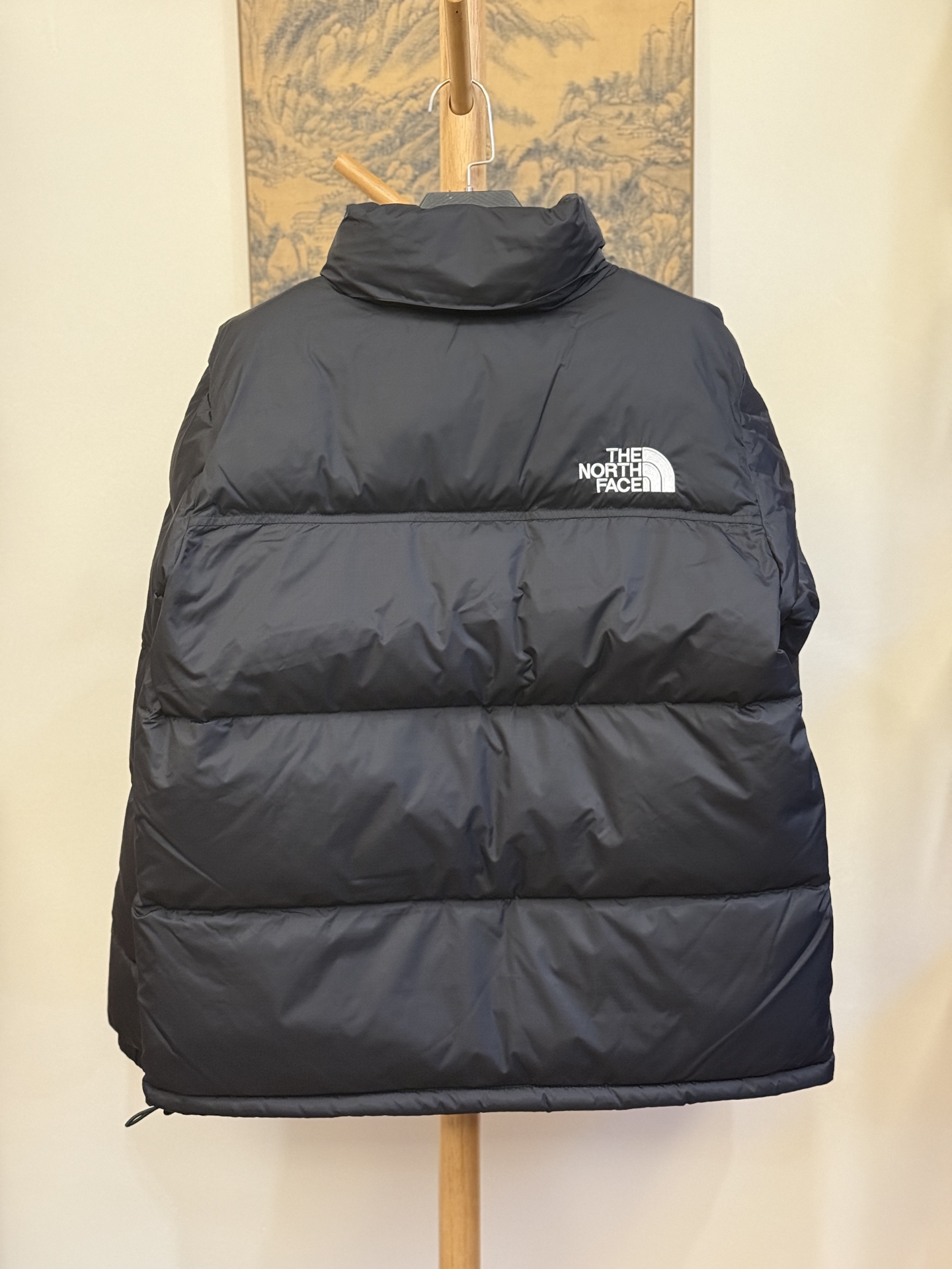 顶级北面96版
TheNorthFace北面#1996Nuptse 4NCH户外经典羽绒服#男女同款#黑色
✅全新进口百灵达绣花机定制万针电绣,采用进口7号针,进口绣线,保证每字饱满、立体、清晰,可称最贵绣标!
✅采用国标80白鸭绒填充,保暖性能更出色,轻便不厚重,压缩后的蓬松度恢复性好!
✅原厂定制40D格子四级防水布料,独家采用最新原版一致布料做法,防止跑绒,并保证手感及膨松度,内里采用尼龙nylon双重双层封禁设计,不会出现任何跑绒现象,内置抽拉绳扣的可调节下摆,可防风防寒!
✅拉链采用吉田YKK原厂定制,刻字清晰,质感完美顺滑,建议比较!
✅辅料及扣子均采用原版一样铜芯弹簧【非市面铁芯弹簧】,可对比了解更多细节,只做市场最高版本!
✅不诋毁,不浮夸,真实且不需要太多文案,因为专注,所以专业!
SIZE: XS S M L XL XXL XXXL