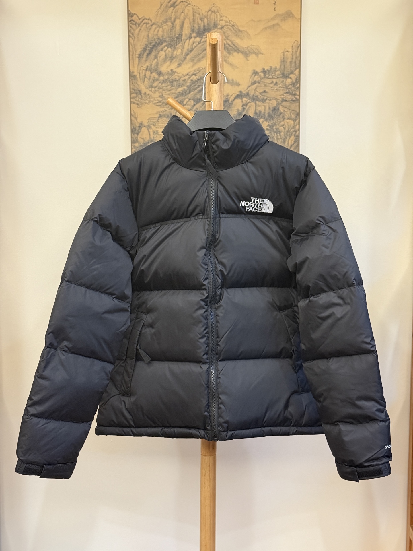 顶级北面96版
TheNorthFace北面#1996Nuptse 4NCH户外经典羽绒服#男女同款#黑色

✅全新进口百灵达绣花机定制万针电绣，采用进口7号针，进口绣线，保证每字饱满、立体、清晰，可称最贵绣标！
✅采用国标80白鸭绒填充，保暖性能更出色，轻便不厚重，压缩后的蓬松度恢复性好！
✅原厂定制40D格子四级防水布料，独家采用最新原版一致布料做法，防止跑绒，并保证手感及膨松度，内里采用尼龙nylon双重双层封禁设计，不会出现任何跑绒现象，内置抽拉绳扣的可调节下摆，可防风防寒！
✅拉链采用吉田YKK原厂定制，刻字清晰，质感完美顺滑，建议比较！
✅辅料及扣子均采用原版一样铜芯弹簧【非市面铁芯弹簧】，可对比了解更多细节，只做市场最高版本！
✅不诋毁，不浮夸，真实且不需要太多文案，因为专注，所以专业！

SIZE: XS  S  M  L  XL  XXL XXXL
