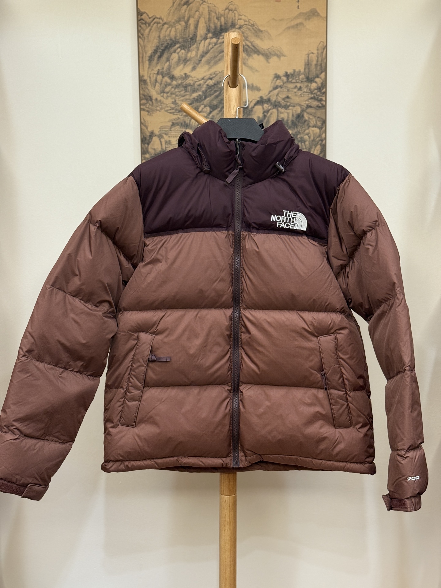 顶级北面96版
TheNorthFace北面#1996Nuptse 4NCH户外经典羽绒服#男女同款#酒红

✅全新进口百灵达绣花机定制万针电绣，采用进口7号针，进口绣线，保证每字饱满、立体、清晰，可称最贵绣标！
✅采用国标80白鸭绒填充，保暖性能更出色，轻便不厚重，压缩后的蓬松度恢复性好！
✅原厂定制40D格子四级防水布料，独家采用最新原版一致布料做法，防止跑绒，并保证手感及膨松度，内里采用尼龙nylon双重双层封禁设计，不会出现任何跑绒现象，内置抽拉绳扣的可调节下摆，可防风防寒！
✅拉链采用吉田YKK原厂定制，刻字清晰，质感完美顺滑，建议比较！
✅辅料及扣子均采用原版一样铜芯弹簧【非市面铁芯弹簧】，可对比了解更多细节，只做市场最高版本！
✅不诋毁，不浮夸，真实且不需要太多文案，因为专注，所以专业！

SIZE: XS  S  M  L  XL  XXL XXXL