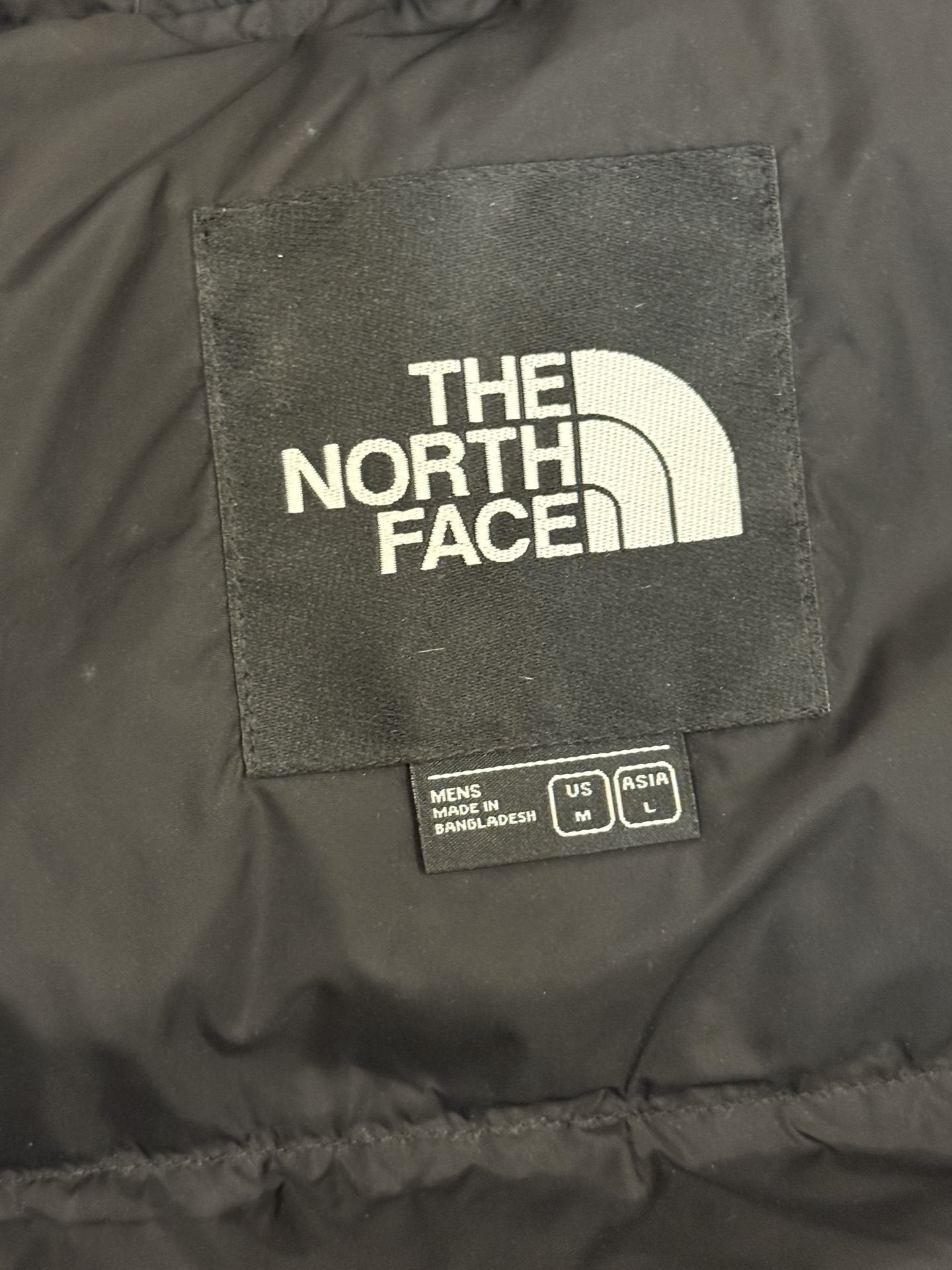 顶级北面96版
TheNorthFace北面#1996Nuptse 4NCH户外经典羽绒服#男女同款#小麦黑
✅全新进口百灵达绣花机定制万针电绣,采用进口7号针,进口绣线,保证每字饱满、立体、清晰,可称最贵绣标!
✅采用国标80白鸭绒填充,保暖性能更出色,轻便不厚重,压缩后的蓬松度恢复性好!
✅原厂定制40D格子四级防水布料,独家采用最新原版一致布料做法,防止跑绒,并保证手感及膨松度,内里采用尼龙nylon双重双层封禁设计,不会出现任何跑绒现象,内置抽拉绳扣的可调节下摆,可防风防寒!
✅拉链采用吉田YKK原厂定制,刻字清晰,质感完美顺滑,建议比较!
✅辅料及扣子均采用原版一样铜芯弹簧【非市面铁芯弹簧】,可对比了解更多细节,只做市场最高版本!
✅不诋毁,不浮夸,真实且不需要太多文案,因为专注,所以专业!
SIZE: XS S M L XL XXL XXXL