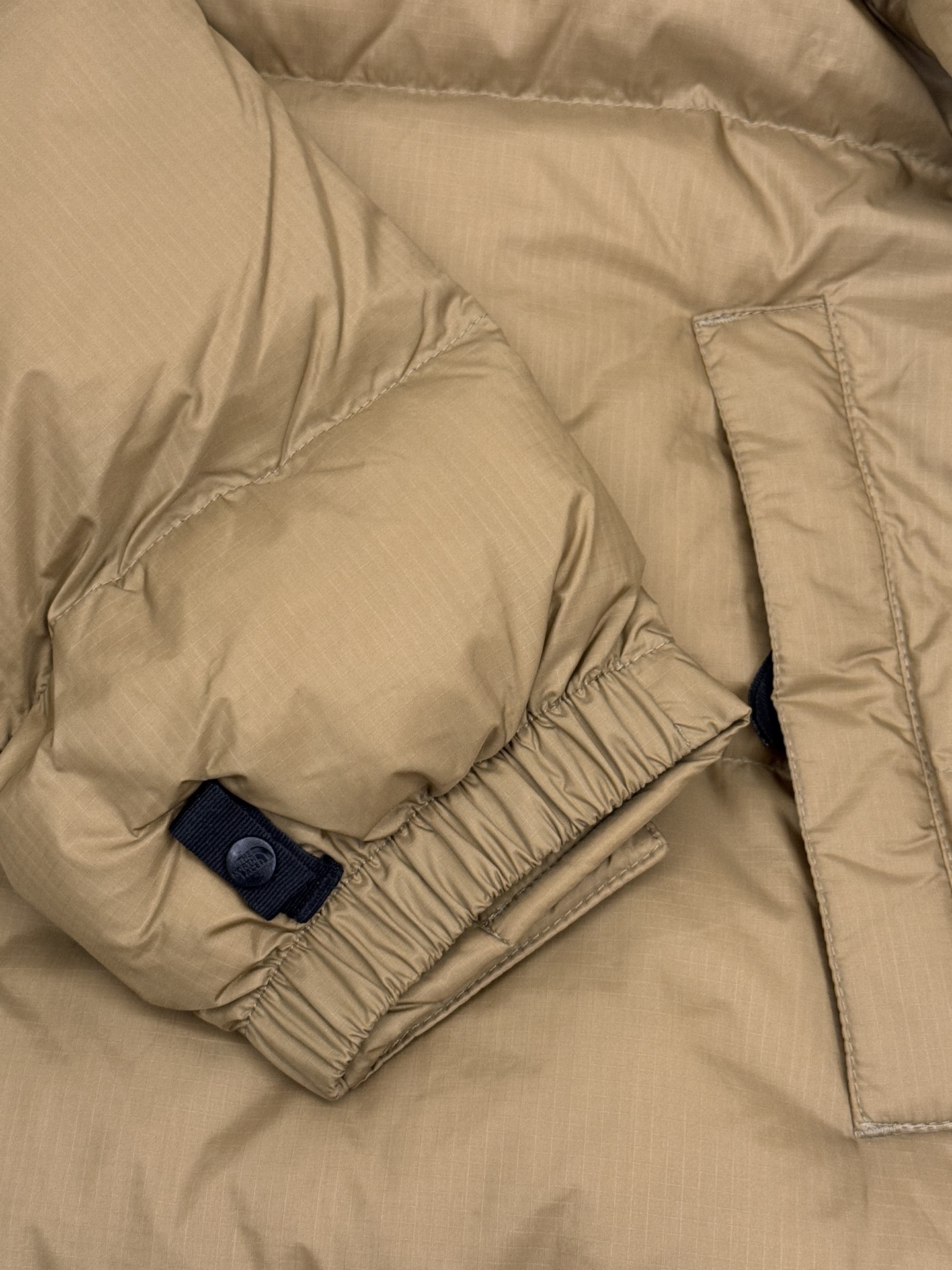 顶级北面96版
TheNorthFace北面#1996Nuptse 4NCH户外经典羽绒服#男女同款#小麦黑
✅全新进口百灵达绣花机定制万针电绣,采用进口7号针,进口绣线,保证每字饱满、立体、清晰,可称最贵绣标!
✅采用国标80白鸭绒填充,保暖性能更出色,轻便不厚重,压缩后的蓬松度恢复性好!
✅原厂定制40D格子四级防水布料,独家采用最新原版一致布料做法,防止跑绒,并保证手感及膨松度,内里采用尼龙nylon双重双层封禁设计,不会出现任何跑绒现象,内置抽拉绳扣的可调节下摆,可防风防寒!
✅拉链采用吉田YKK原厂定制,刻字清晰,质感完美顺滑,建议比较!
✅辅料及扣子均采用原版一样铜芯弹簧【非市面铁芯弹簧】,可对比了解更多细节,只做市场最高版本!
✅不诋毁,不浮夸,真实且不需要太多文案,因为专注,所以专业!
SIZE: XS S M L XL XXL XXXL