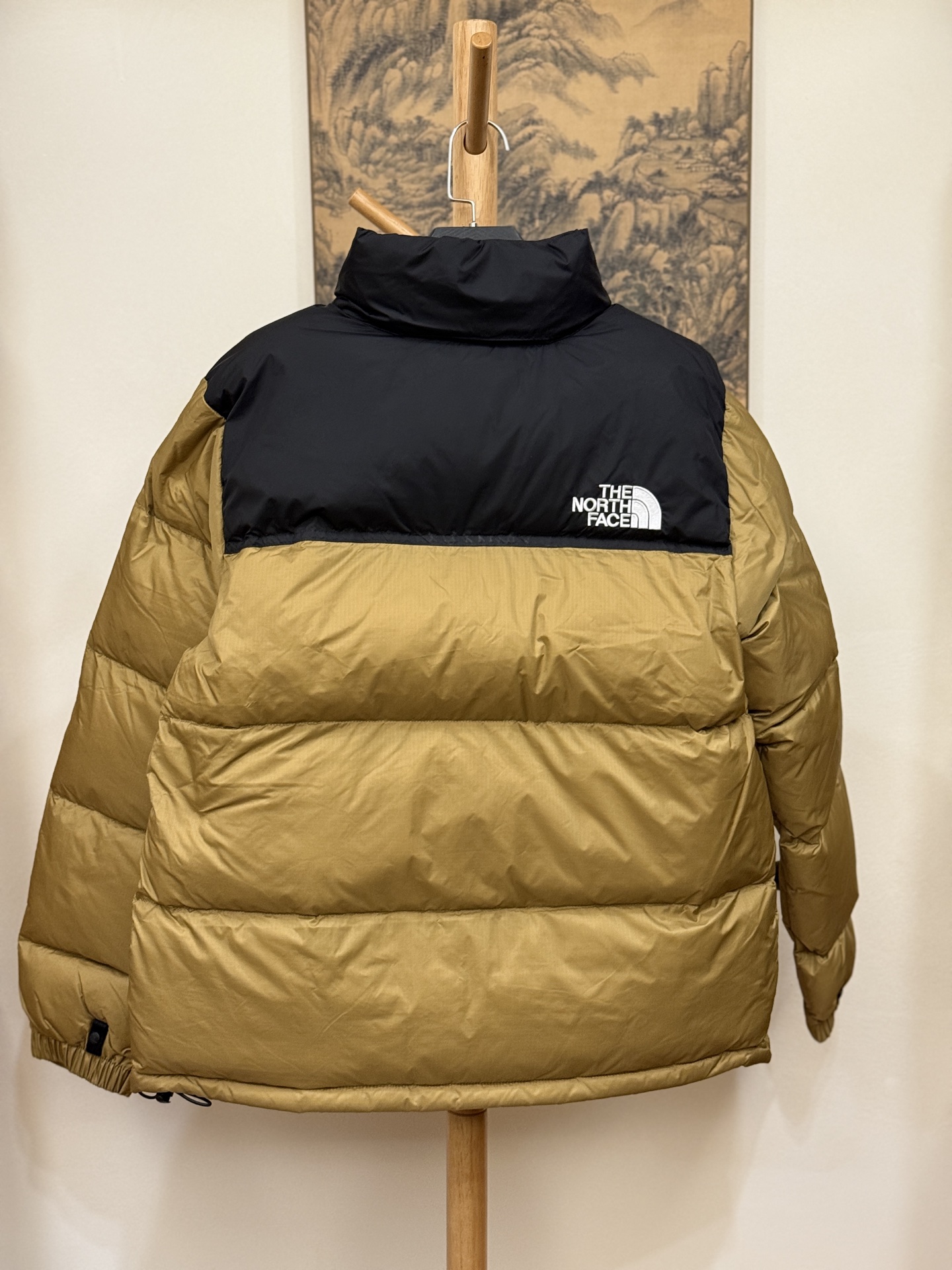 顶级北面96版
TheNorthFace北面#1996Nuptse 4NCH户外经典羽绒服#男女同款#小麦黑
✅全新进口百灵达绣花机定制万针电绣,采用进口7号针,进口绣线,保证每字饱满、立体、清晰,可称最贵绣标!
✅采用国标80白鸭绒填充,保暖性能更出色,轻便不厚重,压缩后的蓬松度恢复性好!
✅原厂定制40D格子四级防水布料,独家采用最新原版一致布料做法,防止跑绒,并保证手感及膨松度,内里采用尼龙nylon双重双层封禁设计,不会出现任何跑绒现象,内置抽拉绳扣的可调节下摆,可防风防寒!
✅拉链采用吉田YKK原厂定制,刻字清晰,质感完美顺滑,建议比较!
✅辅料及扣子均采用原版一样铜芯弹簧【非市面铁芯弹簧】,可对比了解更多细节,只做市场最高版本!
✅不诋毁,不浮夸,真实且不需要太多文案,因为专注,所以专业!
SIZE: XS S M L XL XXL XXXL