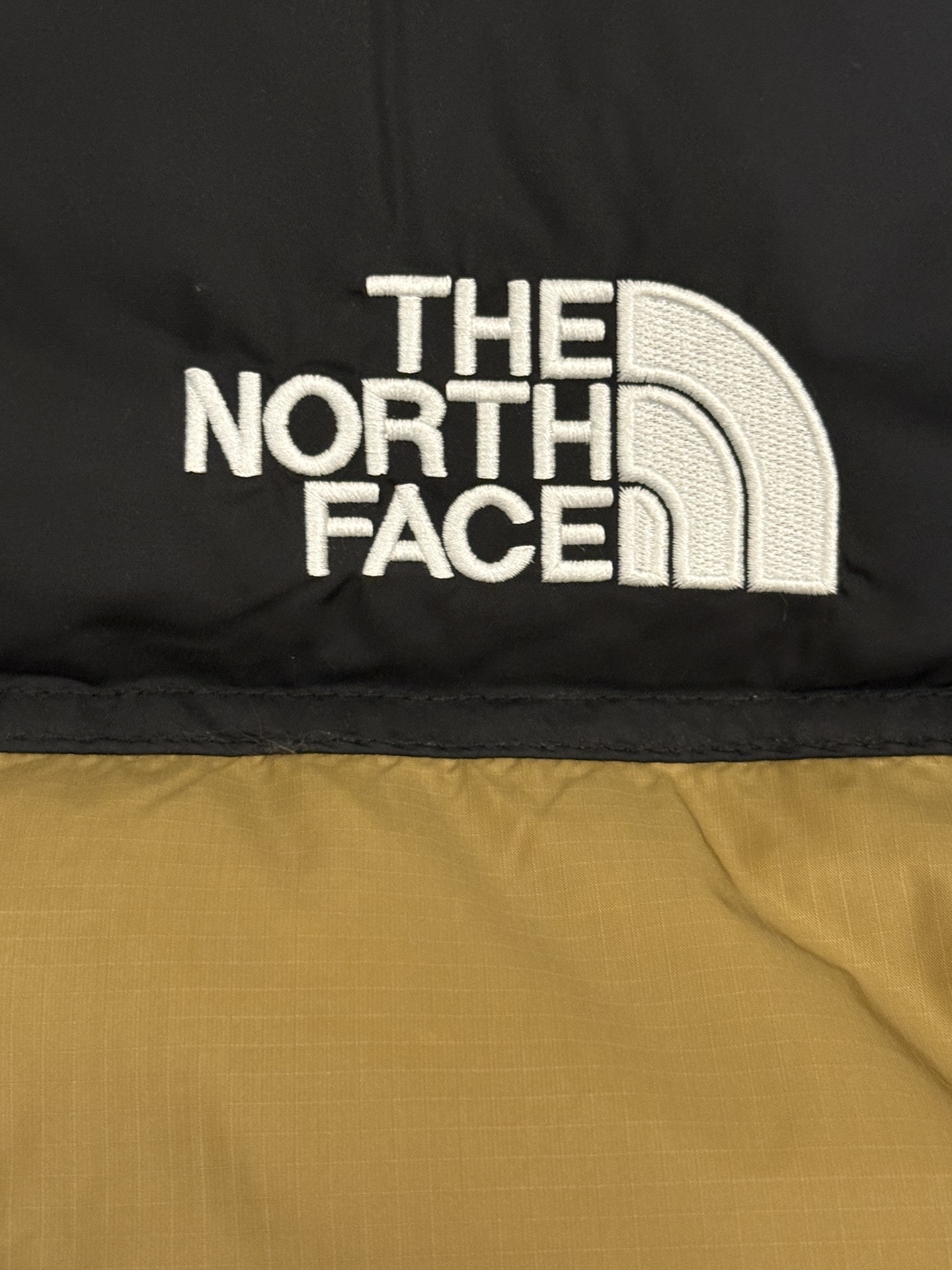 顶级北面96版
TheNorthFace北面#1996Nuptse 4NCH户外经典羽绒服#男女同款#小麦黑
✅全新进口百灵达绣花机定制万针电绣,采用进口7号针,进口绣线,保证每字饱满、立体、清晰,可称最贵绣标!
✅采用国标80白鸭绒填充,保暖性能更出色,轻便不厚重,压缩后的蓬松度恢复性好!
✅原厂定制40D格子四级防水布料,独家采用最新原版一致布料做法,防止跑绒,并保证手感及膨松度,内里采用尼龙nylon双重双层封禁设计,不会出现任何跑绒现象,内置抽拉绳扣的可调节下摆,可防风防寒!
✅拉链采用吉田YKK原厂定制,刻字清晰,质感完美顺滑,建议比较!
✅辅料及扣子均采用原版一样铜芯弹簧【非市面铁芯弹簧】,可对比了解更多细节,只做市场最高版本!
✅不诋毁,不浮夸,真实且不需要太多文案,因为专注,所以专业!
SIZE: XS S M L XL XXL XXXL