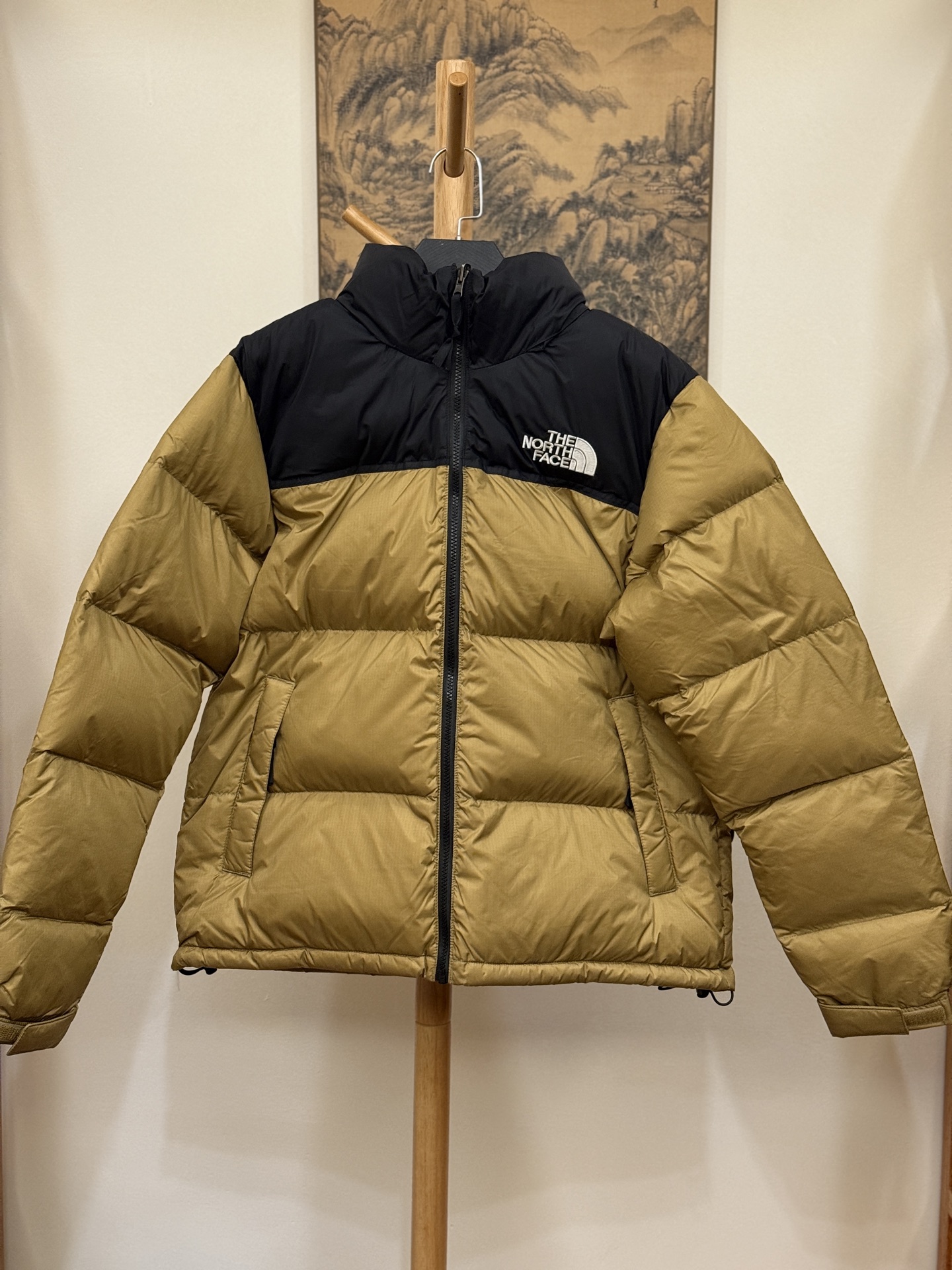 顶级北面96版
TheNorthFace北面#1996Nuptse 4NCH户外经典羽绒服#男女同款#小麦黑

✅全新进口百灵达绣花机定制万针电绣，采用进口7号针，进口绣线，保证每字饱满、立体、清晰，可称最贵绣标！
✅采用国标80白鸭绒填充，保暖性能更出色，轻便不厚重，压缩后的蓬松度恢复性好！
✅原厂定制40D格子四级防水布料，独家采用最新原版一致布料做法，防止跑绒，并保证手感及膨松度，内里采用尼龙nylon双重双层封禁设计，不会出现任何跑绒现象，内置抽拉绳扣的可调节下摆，可防风防寒！
✅拉链采用吉田YKK原厂定制，刻字清晰，质感完美顺滑，建议比较！
✅辅料及扣子均采用原版一样铜芯弹簧【非市面铁芯弹簧】，可对比了解更多细节，只做市场最高版本！
✅不诋毁，不浮夸，真实且不需要太多文案，因为专注，所以专业！

SIZE: XS  S  M  L  XL  XXL XXXL