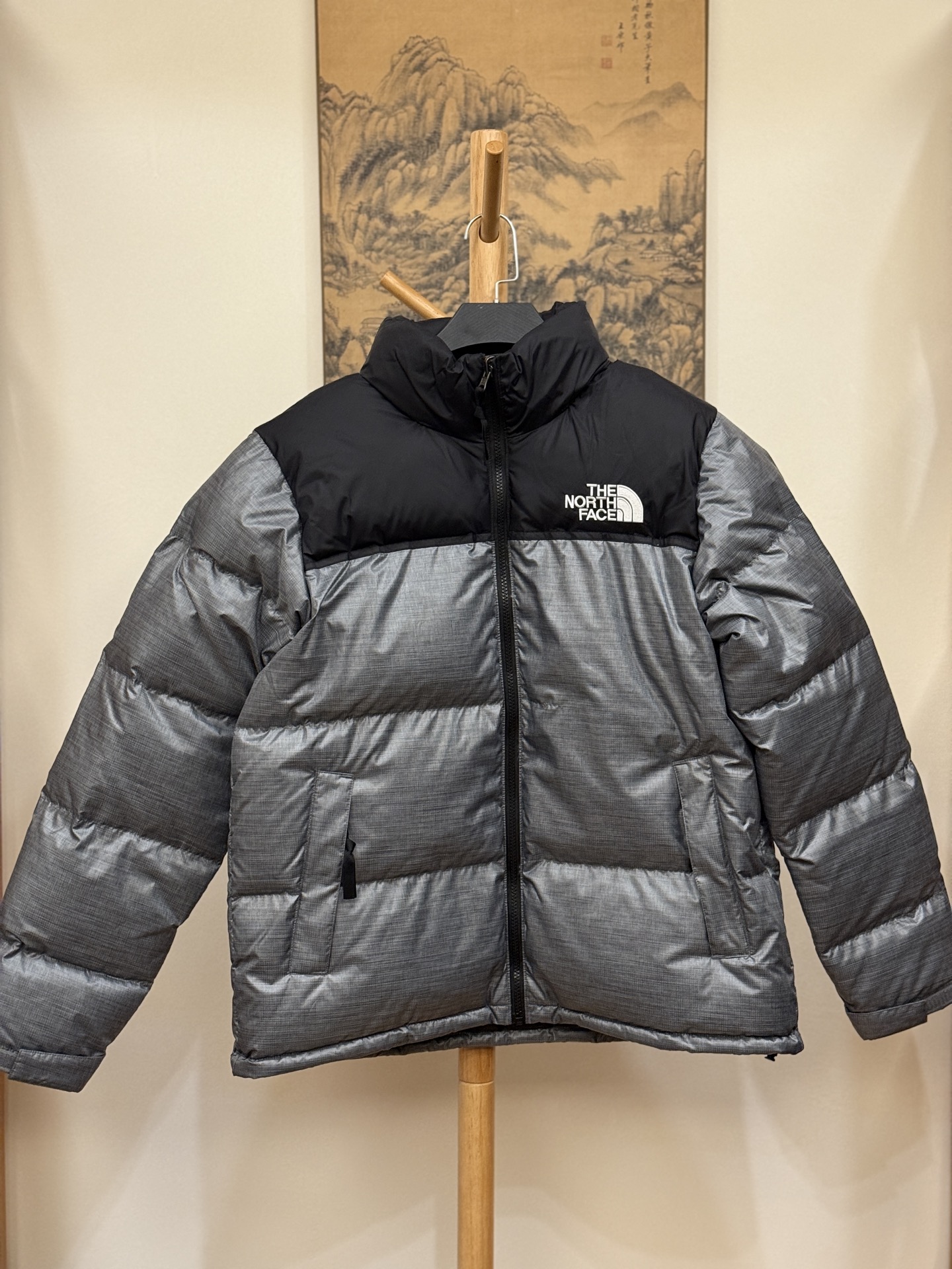 顶级北面96版
TheNorthFace北面#1996Nuptse 4NCH户外经典羽绒服#男女同款#灰色

✅全新进口百灵达绣花机定制万针电绣，采用进口7号针，进口绣线，保证每字饱满、立体、清晰，可称最贵绣标！
✅采用国标80白鸭绒填充，保暖性能更出色，轻便不厚重，压缩后的蓬松度恢复性好！
✅原厂定制40D格子四级防水布料，独家采用最新原版一致布料做法，防止跑绒，并保证手感及膨松度，内里采用尼龙nylon双重双层封禁设计，不会出现任何跑绒现象，内置抽拉绳扣的可调节下摆，可防风防寒！
✅拉链采用吉田YKK原厂定制，刻字清晰，质感完美顺滑，建议比较！
✅辅料及扣子均采用原版一样铜芯弹簧【非市面铁芯弹簧】，可对比了解更多细节，只做市场最高版本！
✅不诋毁，不浮夸，真实且不需要太多文案，因为专注，所以专业！

SIZE: XS  S  M  L  XL  XXL XXXL