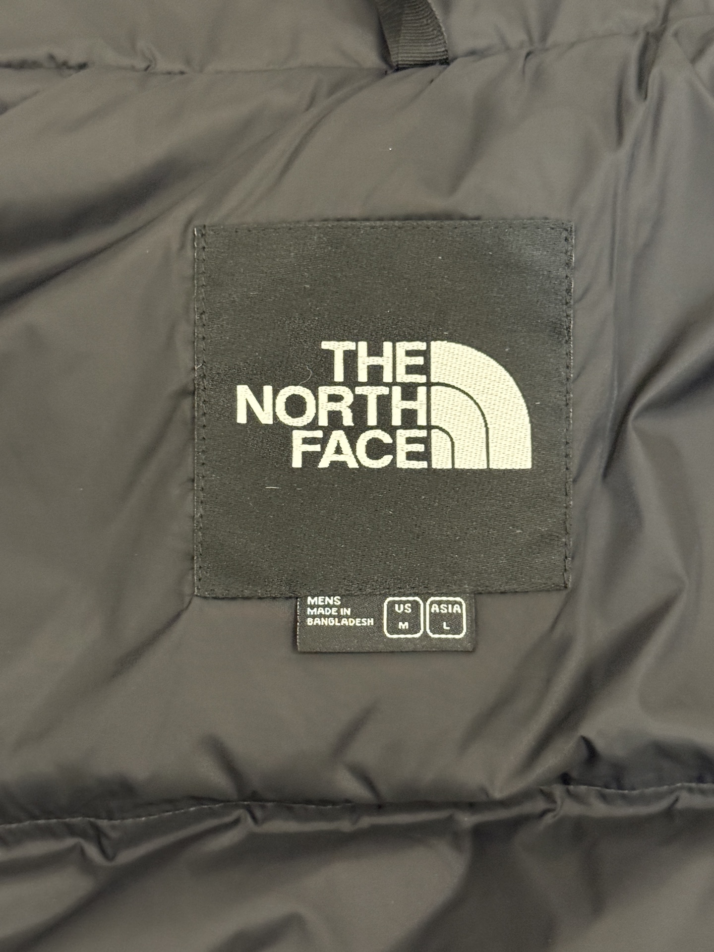 顶级北面96版
TheNorthFace北面#1996Nuptse 4NCH户外经典羽绒服#男女同款#灰色
✅全新进口百灵达绣花机定制万针电绣,采用进口7号针,进口绣线,保证每字饱满、立体、清晰,可称最贵绣标!
✅采用国标80白鸭绒填充,保暖性能更出色,轻便不厚重,压缩后的蓬松度恢复性好!
✅原厂定制40D格子四级防水布料,独家采用最新原版一致布料做法,防止跑绒,并保证手感及膨松度,内里采用尼龙nylon双重双层封禁设计,不会出现任何跑绒现象,内置抽拉绳扣的可调节下摆,可防风防寒!
✅拉链采用吉田YKK原厂定制,刻字清晰,质感完美顺滑,建议比较!
✅辅料及扣子均采用原版一样铜芯弹簧【非市面铁芯弹簧】,可对比了解更多细节,只做市场最高版本!
✅不诋毁,不浮夸,真实且不需要太多文案,因为专注,所以专业!
SIZE: XS S M L XL XXL XXXL