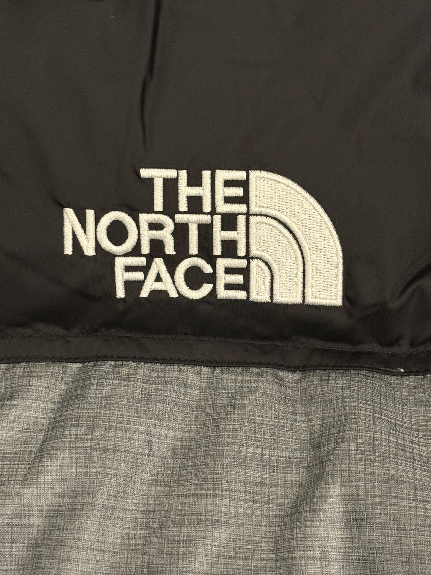 顶级北面96版
TheNorthFace北面#1996Nuptse 4NCH户外经典羽绒服#男女同款#灰色
✅全新进口百灵达绣花机定制万针电绣,采用进口7号针,进口绣线,保证每字饱满、立体、清晰,可称最贵绣标!
✅采用国标80白鸭绒填充,保暖性能更出色,轻便不厚重,压缩后的蓬松度恢复性好!
✅原厂定制40D格子四级防水布料,独家采用最新原版一致布料做法,防止跑绒,并保证手感及膨松度,内里采用尼龙nylon双重双层封禁设计,不会出现任何跑绒现象,内置抽拉绳扣的可调节下摆,可防风防寒!
✅拉链采用吉田YKK原厂定制,刻字清晰,质感完美顺滑,建议比较!
✅辅料及扣子均采用原版一样铜芯弹簧【非市面铁芯弹簧】,可对比了解更多细节,只做市场最高版本!
✅不诋毁,不浮夸,真实且不需要太多文案,因为专注,所以专业!
SIZE: XS S M L XL XXL XXXL