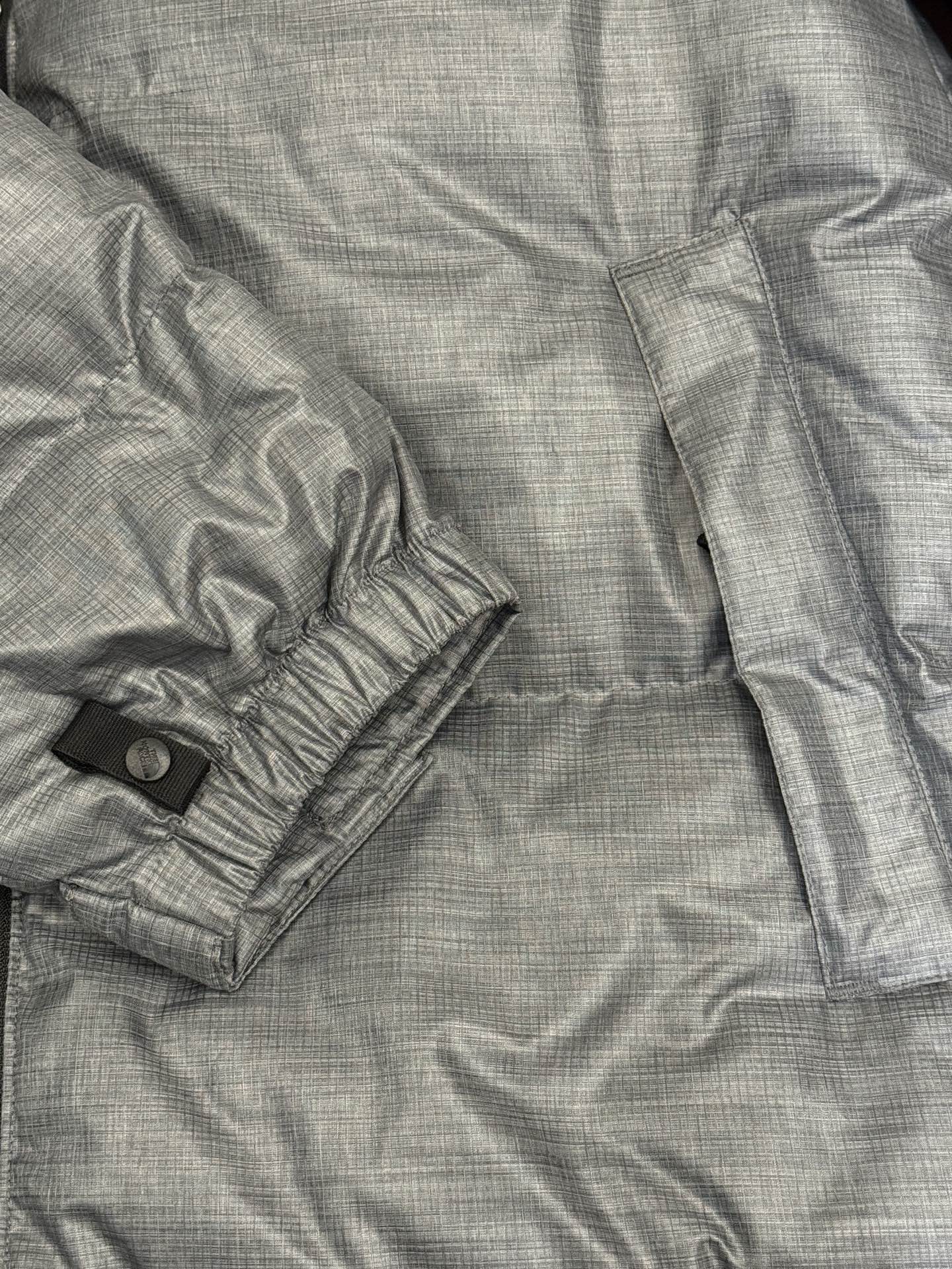 顶级北面96版
TheNorthFace北面#1996Nuptse 4NCH户外经典羽绒服#男女同款#灰色
✅全新进口百灵达绣花机定制万针电绣,采用进口7号针,进口绣线,保证每字饱满、立体、清晰,可称最贵绣标!
✅采用国标80白鸭绒填充,保暖性能更出色,轻便不厚重,压缩后的蓬松度恢复性好!
✅原厂定制40D格子四级防水布料,独家采用最新原版一致布料做法,防止跑绒,并保证手感及膨松度,内里采用尼龙nylon双重双层封禁设计,不会出现任何跑绒现象,内置抽拉绳扣的可调节下摆,可防风防寒!
✅拉链采用吉田YKK原厂定制,刻字清晰,质感完美顺滑,建议比较!
✅辅料及扣子均采用原版一样铜芯弹簧【非市面铁芯弹簧】,可对比了解更多细节,只做市场最高版本!
✅不诋毁,不浮夸,真实且不需要太多文案,因为专注,所以专业!
SIZE: XS S M L XL XXL XXXL