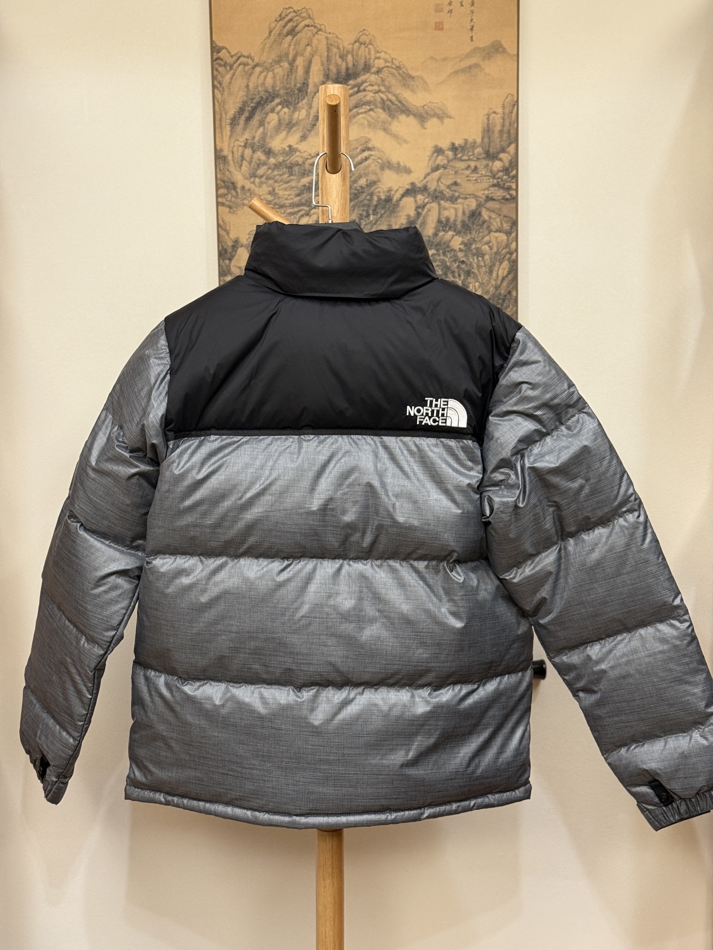 顶级北面96版
TheNorthFace北面#1996Nuptse 4NCH户外经典羽绒服#男女同款#灰色
✅全新进口百灵达绣花机定制万针电绣,采用进口7号针,进口绣线,保证每字饱满、立体、清晰,可称最贵绣标!
✅采用国标80白鸭绒填充,保暖性能更出色,轻便不厚重,压缩后的蓬松度恢复性好!
✅原厂定制40D格子四级防水布料,独家采用最新原版一致布料做法,防止跑绒,并保证手感及膨松度,内里采用尼龙nylon双重双层封禁设计,不会出现任何跑绒现象,内置抽拉绳扣的可调节下摆,可防风防寒!
✅拉链采用吉田YKK原厂定制,刻字清晰,质感完美顺滑,建议比较!
✅辅料及扣子均采用原版一样铜芯弹簧【非市面铁芯弹簧】,可对比了解更多细节,只做市场最高版本!
✅不诋毁,不浮夸,真实且不需要太多文案,因为专注,所以专业!
SIZE: XS S M L XL XXL XXXL