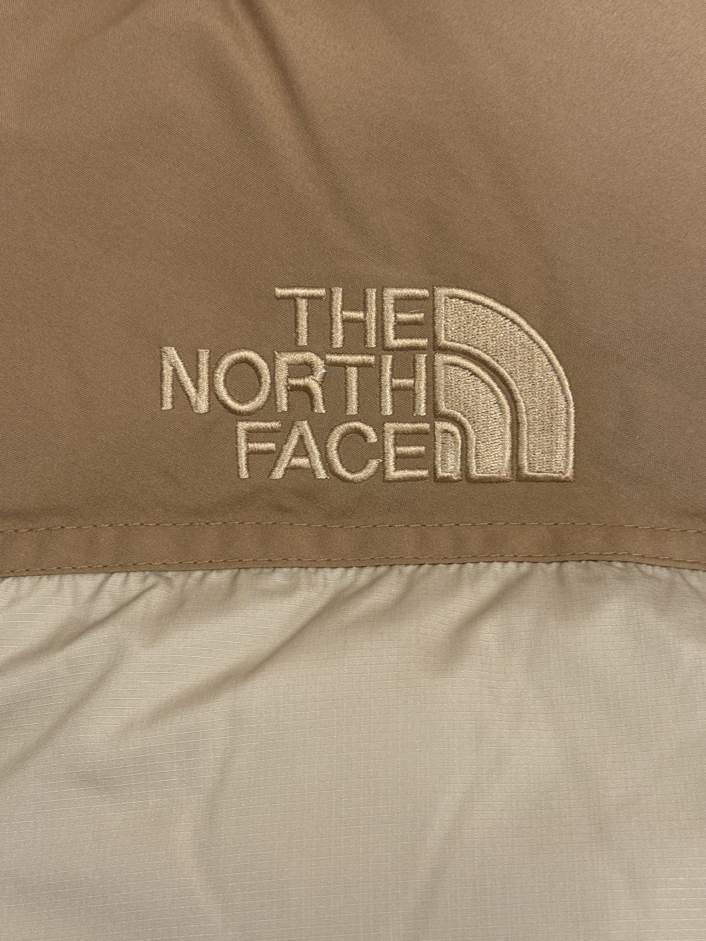 顶级北面96版
TheNorthFace北面#1996Nuptse 4NCH户外经典羽绒服#男女同款#小麦色
✅全新进口百灵达绣花机定制万针电绣,采用进口7号针,进口绣线,保证每字饱满、立体、清晰,可称最贵绣标!
✅采用国标80白鸭绒填充,保暖性能更出色,轻便不厚重,压缩后的蓬松度恢复性好!
✅原厂定制40D格子四级防水布料,独家采用最新原版一致布料做法,防止跑绒,并保证手感及膨松度,内里采用尼龙nylon双重双层封禁设计,不会出现任何跑绒现象,内置抽拉绳扣的可调节下摆,可防风防寒!
✅拉链采用吉田YKK原厂定制,刻字清晰,质感完美顺滑,建议比较!
✅辅料及扣子均采用原版一样铜芯弹簧【非市面铁芯弹簧】,可对比了解更多细节,只做市场最高版本!
✅不诋毁,不浮夸,真实且不需要太多文案,因为专注,所以专业!
SIZE: XS S M L XL XXL XXXL