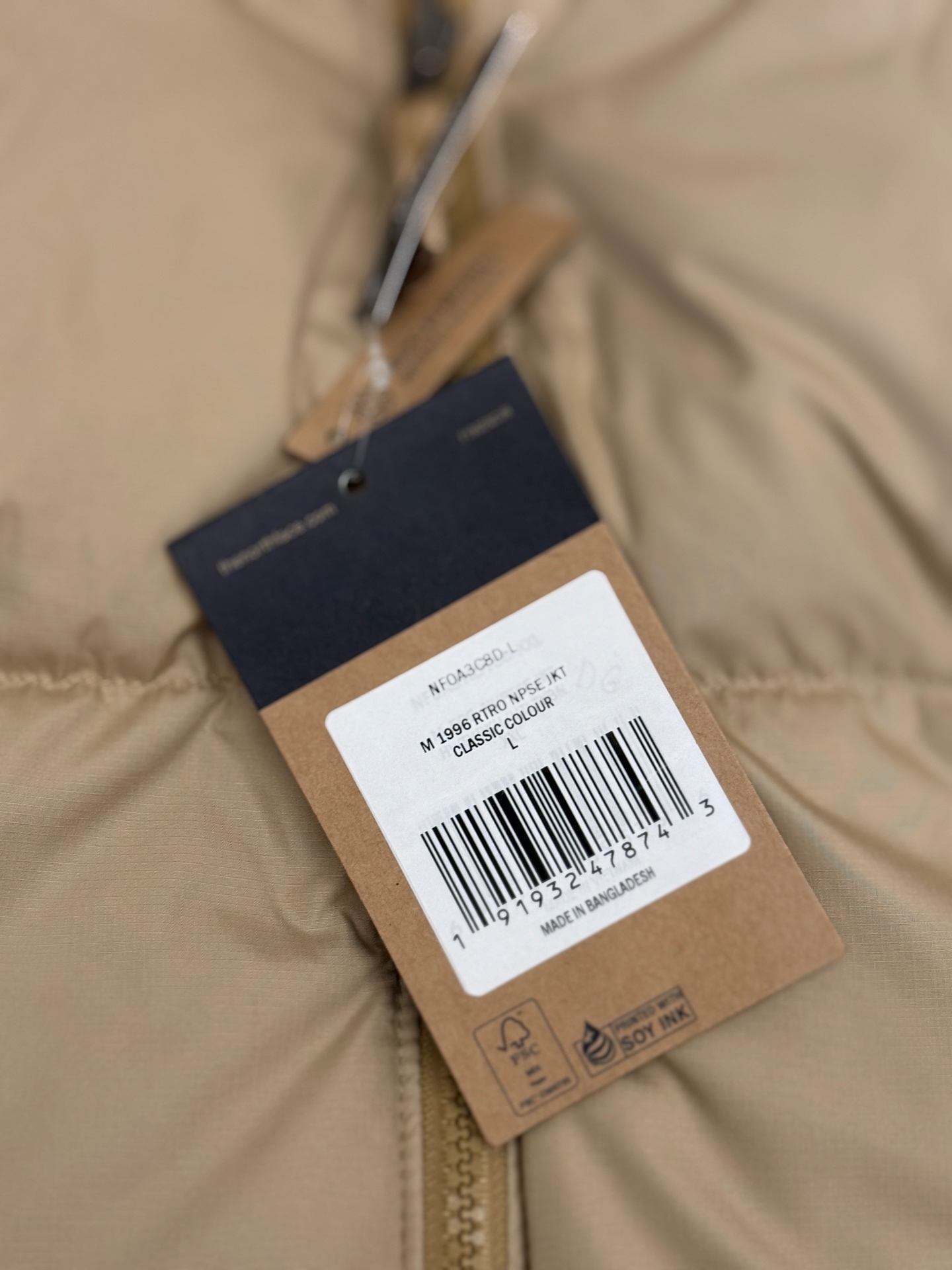 顶级北面96版
TheNorthFace北面#1996Nuptse 4NCH户外经典羽绒服#男女同款#小麦色
✅全新进口百灵达绣花机定制万针电绣,采用进口7号针,进口绣线,保证每字饱满、立体、清晰,可称最贵绣标!
✅采用国标80白鸭绒填充,保暖性能更出色,轻便不厚重,压缩后的蓬松度恢复性好!
✅原厂定制40D格子四级防水布料,独家采用最新原版一致布料做法,防止跑绒,并保证手感及膨松度,内里采用尼龙nylon双重双层封禁设计,不会出现任何跑绒现象,内置抽拉绳扣的可调节下摆,可防风防寒!
✅拉链采用吉田YKK原厂定制,刻字清晰,质感完美顺滑,建议比较!
✅辅料及扣子均采用原版一样铜芯弹簧【非市面铁芯弹簧】,可对比了解更多细节,只做市场最高版本!
✅不诋毁,不浮夸,真实且不需要太多文案,因为专注,所以专业!
SIZE: XS S M L XL XXL XXXL