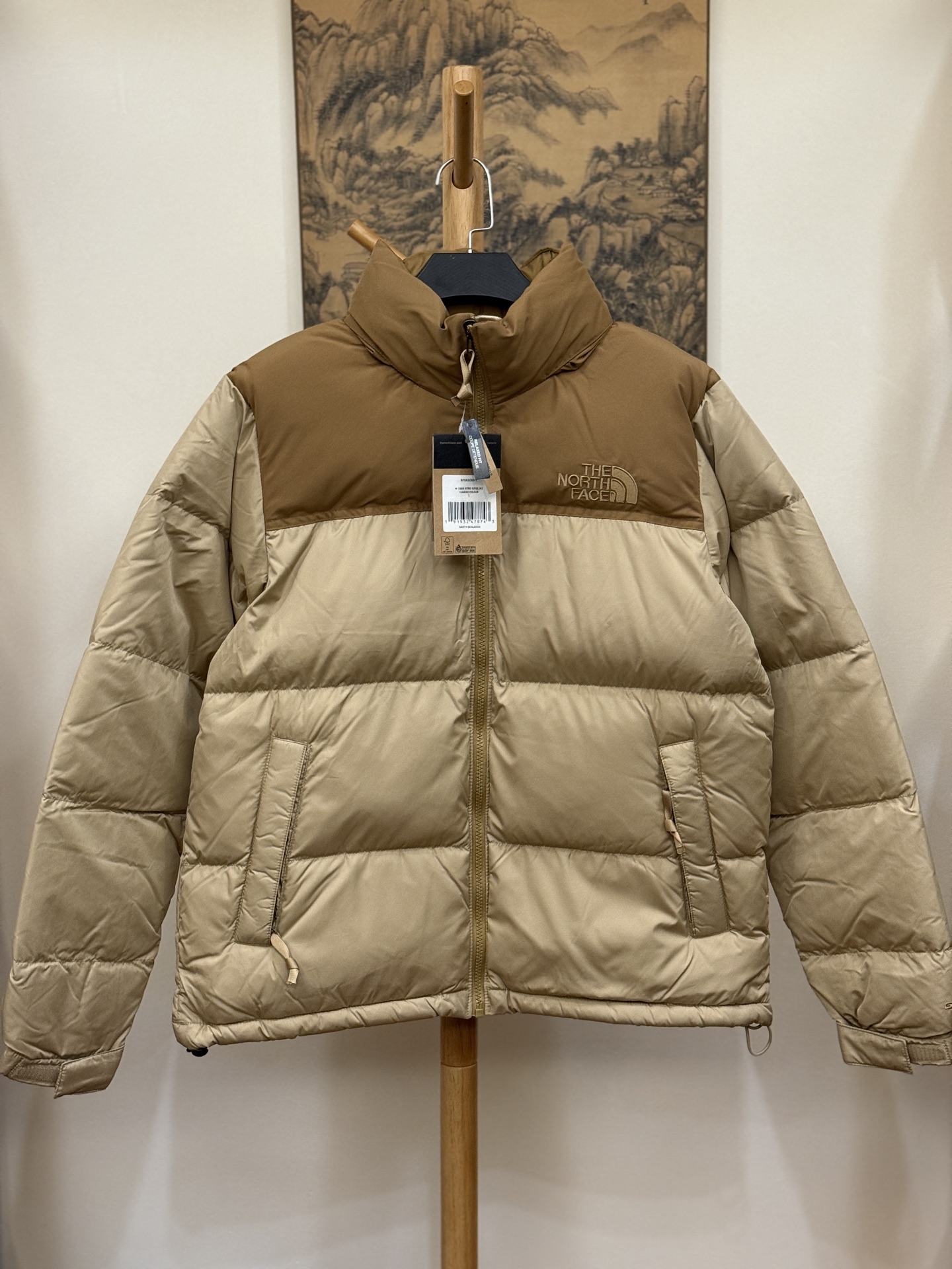 顶级北面96版
TheNorthFace北面#1996Nuptse 4NCH户外经典羽绒服#男女同款#小麦色

✅全新进口百灵达绣花机定制万针电绣，采用进口7号针，进口绣线，保证每字饱满、立体、清晰，可称最贵绣标！
✅采用国标80白鸭绒填充，保暖性能更出色，轻便不厚重，压缩后的蓬松度恢复性好！
✅原厂定制40D格子四级防水布料，独家采用最新原版一致布料做法，防止跑绒，并保证手感及膨松度，内里采用尼龙nylon双重双层封禁设计，不会出现任何跑绒现象，内置抽拉绳扣的可调节下摆，可防风防寒！
✅拉链采用吉田YKK原厂定制，刻字清晰，质感完美顺滑，建议比较！
✅辅料及扣子均采用原版一样铜芯弹簧【非市面铁芯弹簧】，可对比了解更多细节，只做市场最高版本！
✅不诋毁，不浮夸，真实且不需要太多文案，因为专注，所以专业！

SIZE: XS  S  M  L  XL  XXL XXXL