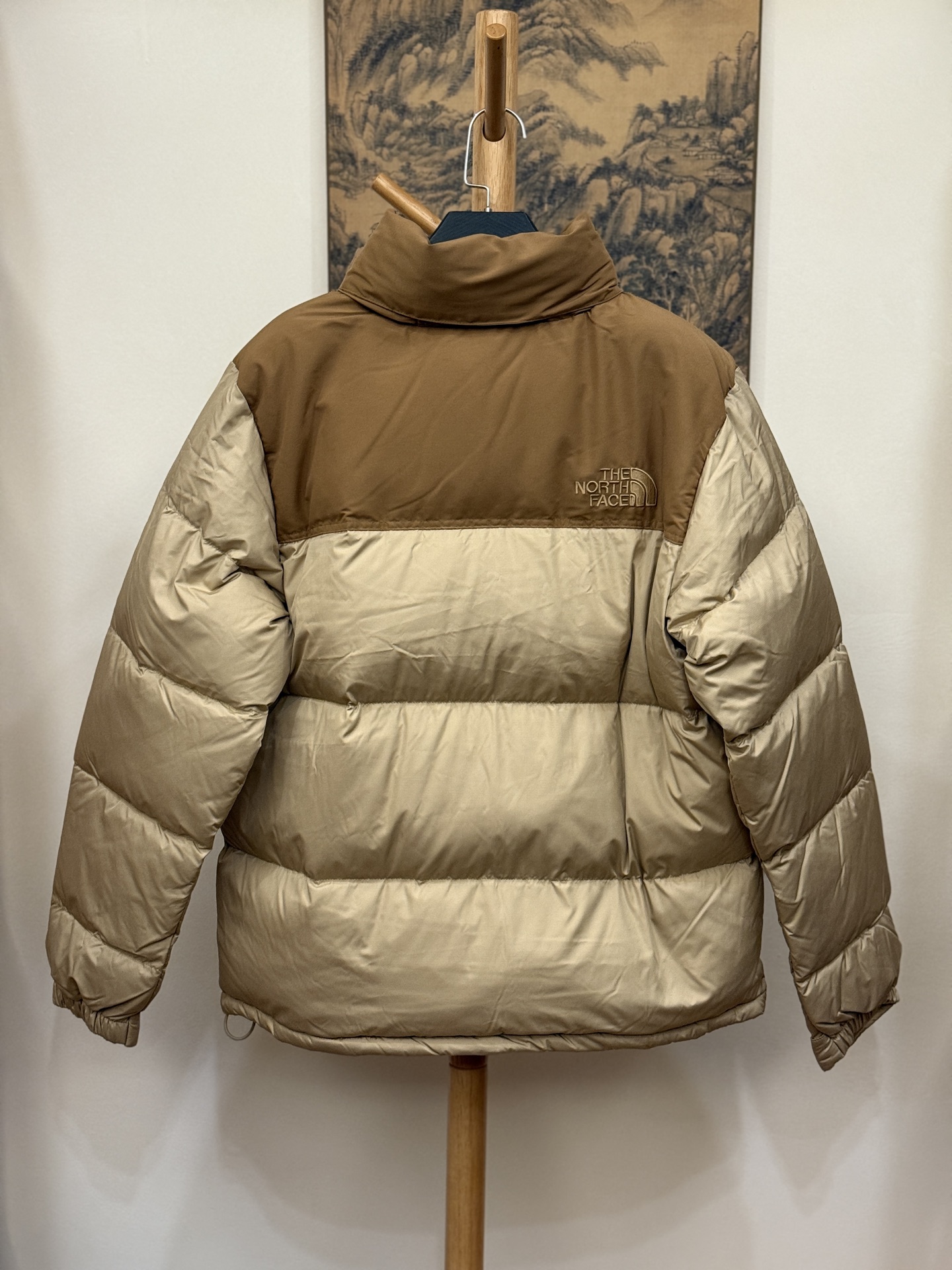 顶级北面96版
TheNorthFace北面#1996Nuptse 4NCH户外经典羽绒服#男女同款#小麦色
✅全新进口百灵达绣花机定制万针电绣,采用进口7号针,进口绣线,保证每字饱满、立体、清晰,可称最贵绣标!
✅采用国标80白鸭绒填充,保暖性能更出色,轻便不厚重,压缩后的蓬松度恢复性好!
✅原厂定制40D格子四级防水布料,独家采用最新原版一致布料做法,防止跑绒,并保证手感及膨松度,内里采用尼龙nylon双重双层封禁设计,不会出现任何跑绒现象,内置抽拉绳扣的可调节下摆,可防风防寒!
✅拉链采用吉田YKK原厂定制,刻字清晰,质感完美顺滑,建议比较!
✅辅料及扣子均采用原版一样铜芯弹簧【非市面铁芯弹簧】,可对比了解更多细节,只做市场最高版本!
✅不诋毁,不浮夸,真实且不需要太多文案,因为专注,所以专业!
SIZE: XS S M L XL XXL XXXL