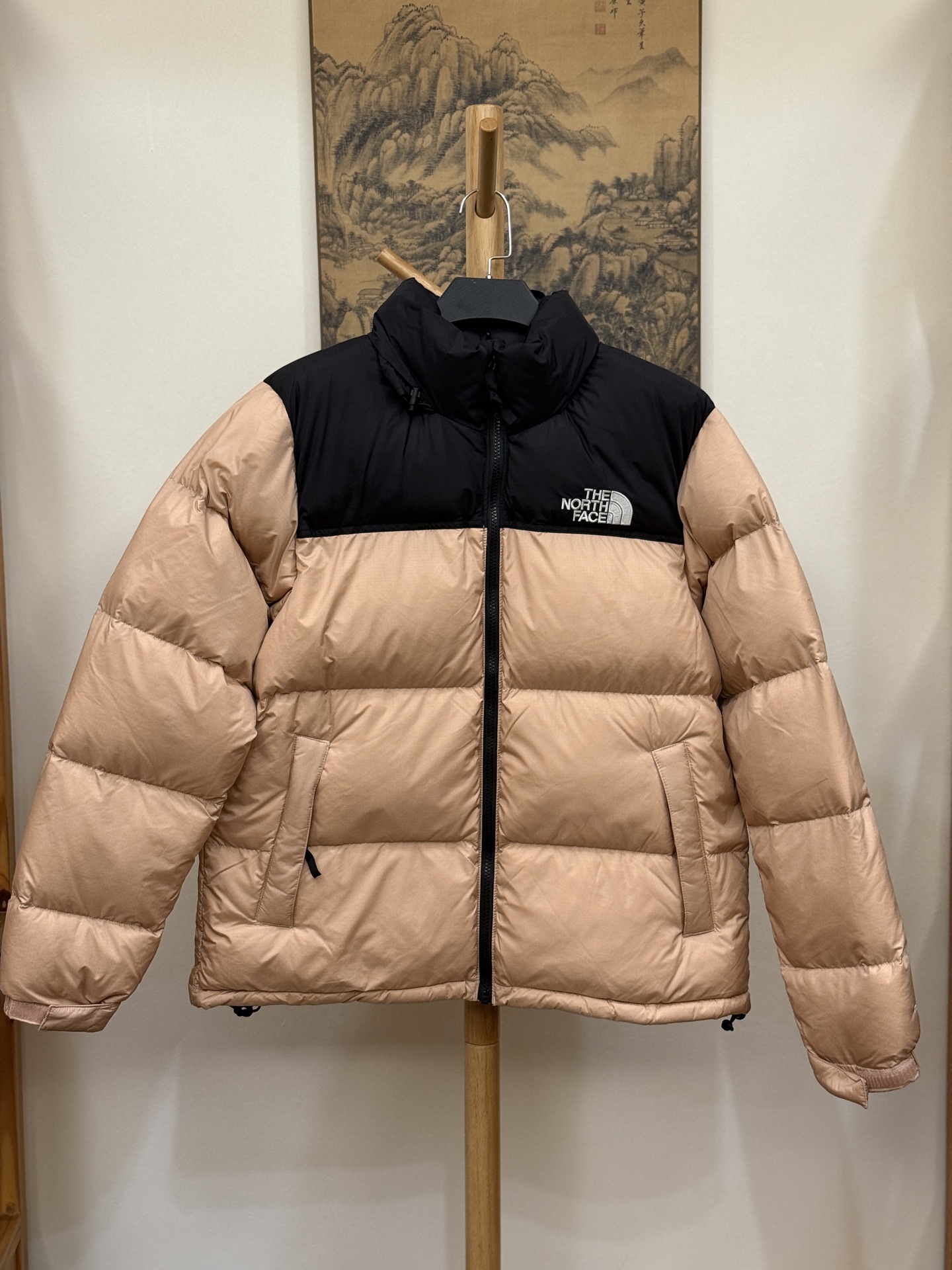 顶级北面96版
TheNorthFace北面#1996Nuptse 4NCH户外经典羽绒服#男女同款#粉色

✅全新进口百灵达绣花机定制万针电绣，采用进口7号针，进口绣线，保证每字饱满、立体、清晰，可称最贵绣标！
✅采用国标80白鸭绒填充，保暖性能更出色，轻便不厚重，压缩后的蓬松度恢复性好！
✅原厂定制40D格子四级防水布料，独家采用最新原版一致布料做法，防止跑绒，并保证手感及膨松度，内里采用尼龙nylon双重双层封禁设计，不会出现任何跑绒现象，内置抽拉绳扣的可调节下摆，可防风防寒！
✅拉链采用吉田YKK原厂定制，刻字清晰，质感完美顺滑，建议比较！
✅辅料及扣子均采用原版一样铜芯弹簧【非市面铁芯弹簧】，可对比了解更多细节，只做市场最高版本！
✅不诋毁，不浮夸，真实且不需要太多文案，因为专注，所以专业！

SIZE: XS  S  M  L  XL  XXL XXXL