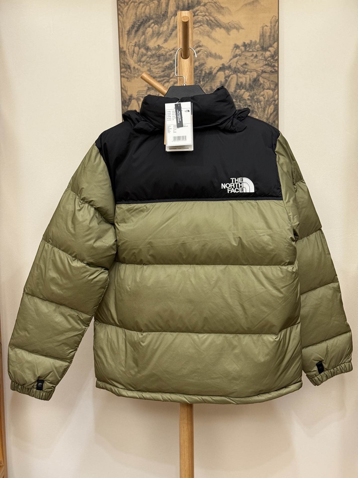 顶级北面96版
TheNorthFace北面#1996Nuptse 4NCH户外经典羽绒服#男女同款#绿黑
✅全新进口百灵达绣花机定制万针电绣,采用进口7号针,进口绣线,保证每字饱满、立体、清晰,可称最贵绣标!
✅采用国标80白鸭绒填充,保暖性能更出色,轻便不厚重,压缩后的蓬松度恢复性好!
✅原厂定制40D格子四级防水布料,独家采用最新原版一致布料做法,防止跑绒,并保证手感及膨松度,内里采用尼龙nylon双重双层封禁设计,不会出现任何跑绒现象,内置抽拉绳扣的可调节下摆,可防风防寒!
✅拉链采用吉田YKK原厂定制,刻字清晰,质感完美顺滑,建议比较!
✅辅料及扣子均采用原版一样铜芯弹簧【非市面铁芯弹簧】,可对比了解更多细节,只做市场最高版本!
✅不诋毁,不浮夸,真实且不需要太多文案,因为专注,所以专业!
SIZE: XS S M L XL XXL XXXL