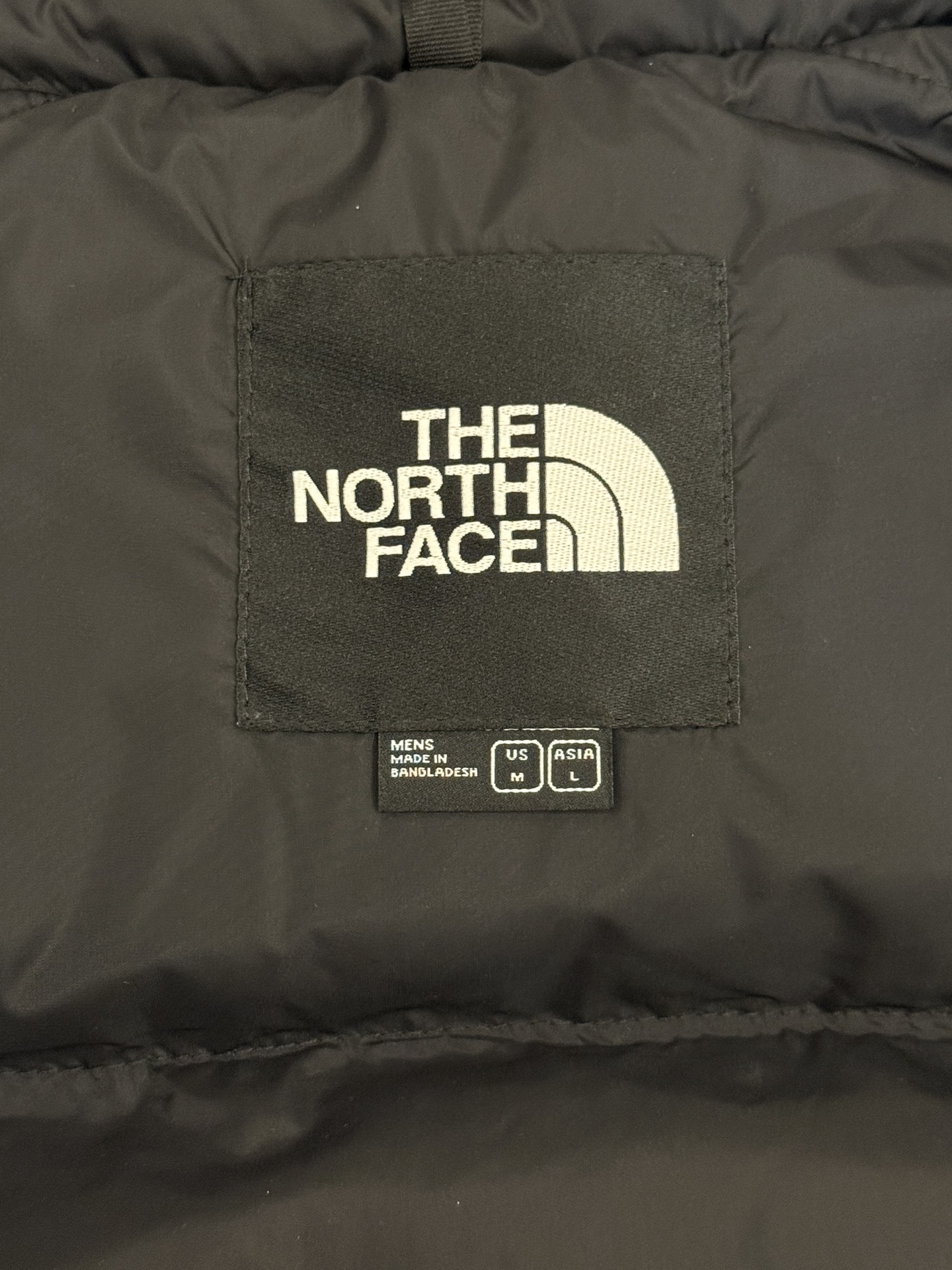 顶级北面96版
TheNorthFace北面#1996Nuptse 4NCH户外经典羽绒服#男女同款#绿黑
✅全新进口百灵达绣花机定制万针电绣,采用进口7号针,进口绣线,保证每字饱满、立体、清晰,可称最贵绣标!
✅采用国标80白鸭绒填充,保暖性能更出色,轻便不厚重,压缩后的蓬松度恢复性好!
✅原厂定制40D格子四级防水布料,独家采用最新原版一致布料做法,防止跑绒,并保证手感及膨松度,内里采用尼龙nylon双重双层封禁设计,不会出现任何跑绒现象,内置抽拉绳扣的可调节下摆,可防风防寒!
✅拉链采用吉田YKK原厂定制,刻字清晰,质感完美顺滑,建议比较!
✅辅料及扣子均采用原版一样铜芯弹簧【非市面铁芯弹簧】,可对比了解更多细节,只做市场最高版本!
✅不诋毁,不浮夸,真实且不需要太多文案,因为专注,所以专业!
SIZE: XS S M L XL XXL XXXL
