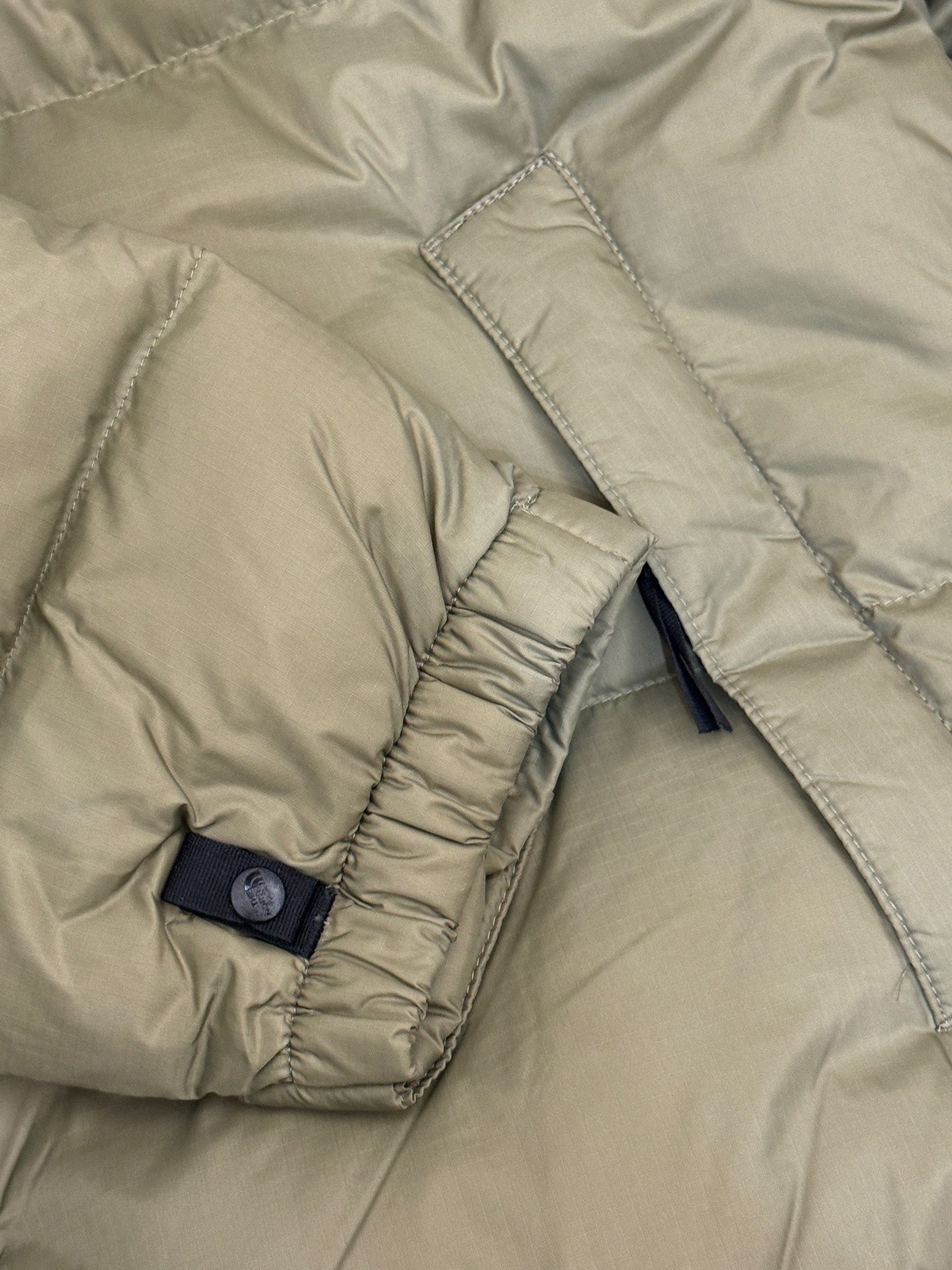 顶级北面96版
TheNorthFace北面#1996Nuptse 4NCH户外经典羽绒服#男女同款#绿黑
✅全新进口百灵达绣花机定制万针电绣,采用进口7号针,进口绣线,保证每字饱满、立体、清晰,可称最贵绣标!
✅采用国标80白鸭绒填充,保暖性能更出色,轻便不厚重,压缩后的蓬松度恢复性好!
✅原厂定制40D格子四级防水布料,独家采用最新原版一致布料做法,防止跑绒,并保证手感及膨松度,内里采用尼龙nylon双重双层封禁设计,不会出现任何跑绒现象,内置抽拉绳扣的可调节下摆,可防风防寒!
✅拉链采用吉田YKK原厂定制,刻字清晰,质感完美顺滑,建议比较!
✅辅料及扣子均采用原版一样铜芯弹簧【非市面铁芯弹簧】,可对比了解更多细节,只做市场最高版本!
✅不诋毁,不浮夸,真实且不需要太多文案,因为专注,所以专业!
SIZE: XS S M L XL XXL XXXL