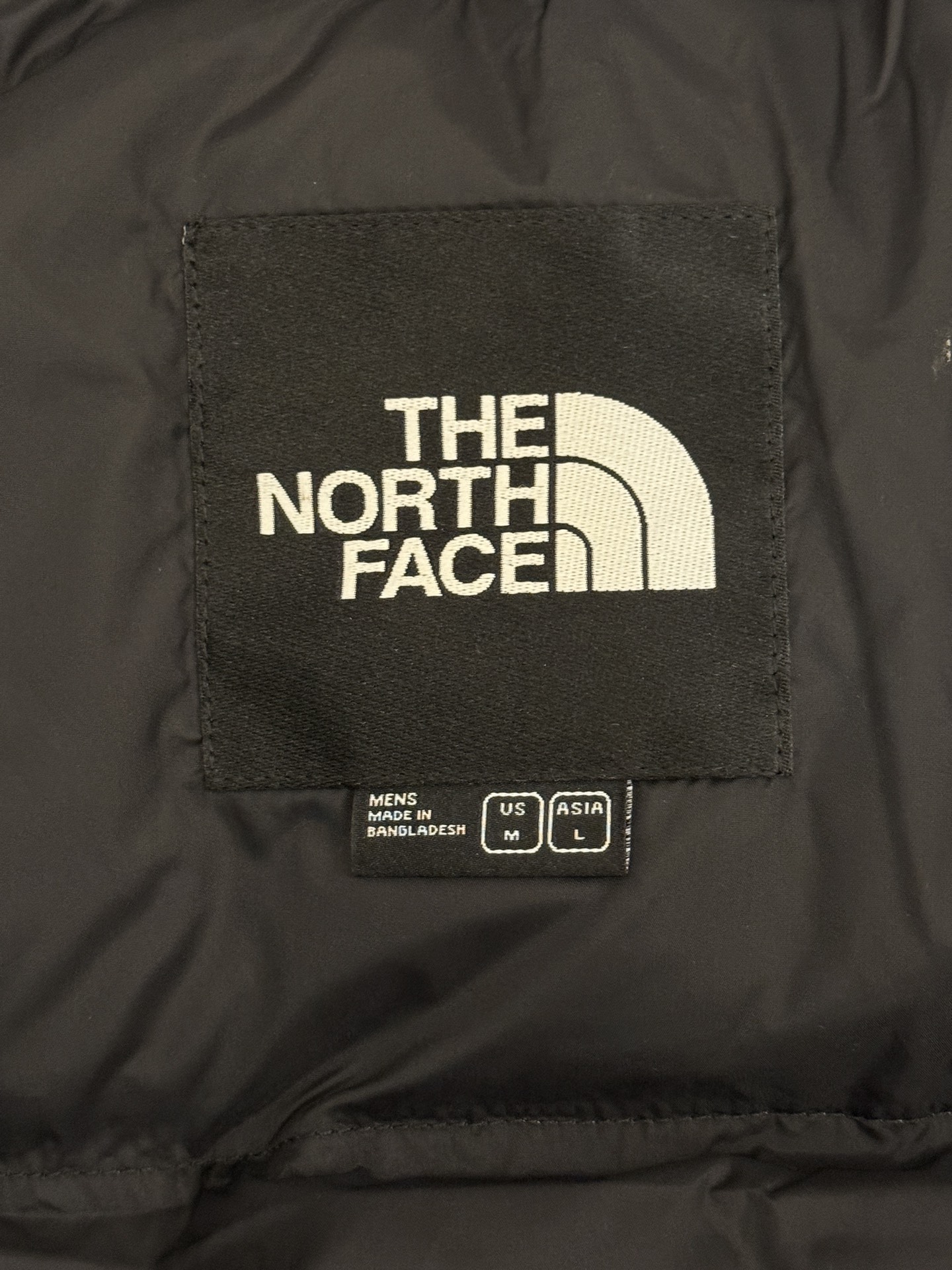 顶级北面96版
TheNorthFace北面#1996Nuptse 4NCH户外经典羽绒服#男女同款#藏青色
✅全新进口百灵达绣花机定制万针电绣,采用进口7号针,进口绣线,保证每字饱满、立体、清晰,可称最贵绣标!
✅采用国标80白鸭绒填充,保暖性能更出色,轻便不厚重,压缩后的蓬松度恢复性好!
✅原厂定制40D格子四级防水布料,独家采用最新原版一致布料做法,防止跑绒,并保证手感及膨松度,内里采用尼龙nylon双重双层封禁设计,不会出现任何跑绒现象,内置抽拉绳扣的可调节下摆,可防风防寒!
✅拉链采用吉田YKK原厂定制,刻字清晰,质感完美顺滑,建议比较!
✅辅料及扣子均采用原版一样铜芯弹簧【非市面铁芯弹簧】,可对比了解更多细节,只做市场最高版本!
✅不诋毁,不浮夸,真实且不需要太多文案,因为专注,所以专业!
SIZE: XS S M L XL XXL XXXL