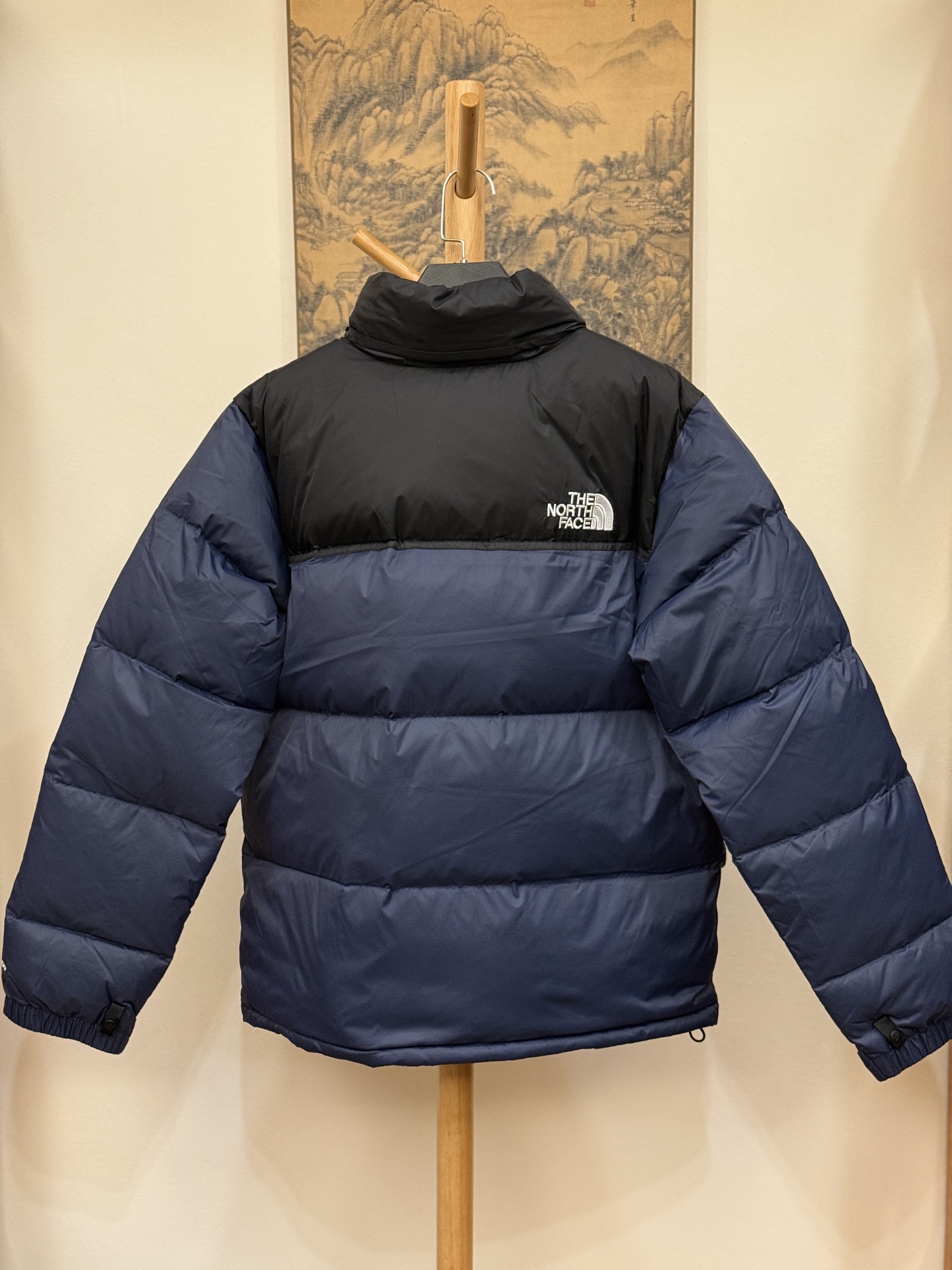 顶级北面96版
TheNorthFace北面#1996Nuptse 4NCH户外经典羽绒服#男女同款#藏青色
✅全新进口百灵达绣花机定制万针电绣,采用进口7号针,进口绣线,保证每字饱满、立体、清晰,可称最贵绣标!
✅采用国标80白鸭绒填充,保暖性能更出色,轻便不厚重,压缩后的蓬松度恢复性好!
✅原厂定制40D格子四级防水布料,独家采用最新原版一致布料做法,防止跑绒,并保证手感及膨松度,内里采用尼龙nylon双重双层封禁设计,不会出现任何跑绒现象,内置抽拉绳扣的可调节下摆,可防风防寒!
✅拉链采用吉田YKK原厂定制,刻字清晰,质感完美顺滑,建议比较!
✅辅料及扣子均采用原版一样铜芯弹簧【非市面铁芯弹簧】,可对比了解更多细节,只做市场最高版本!
✅不诋毁,不浮夸,真实且不需要太多文案,因为专注,所以专业!
SIZE: XS S M L XL XXL XXXL