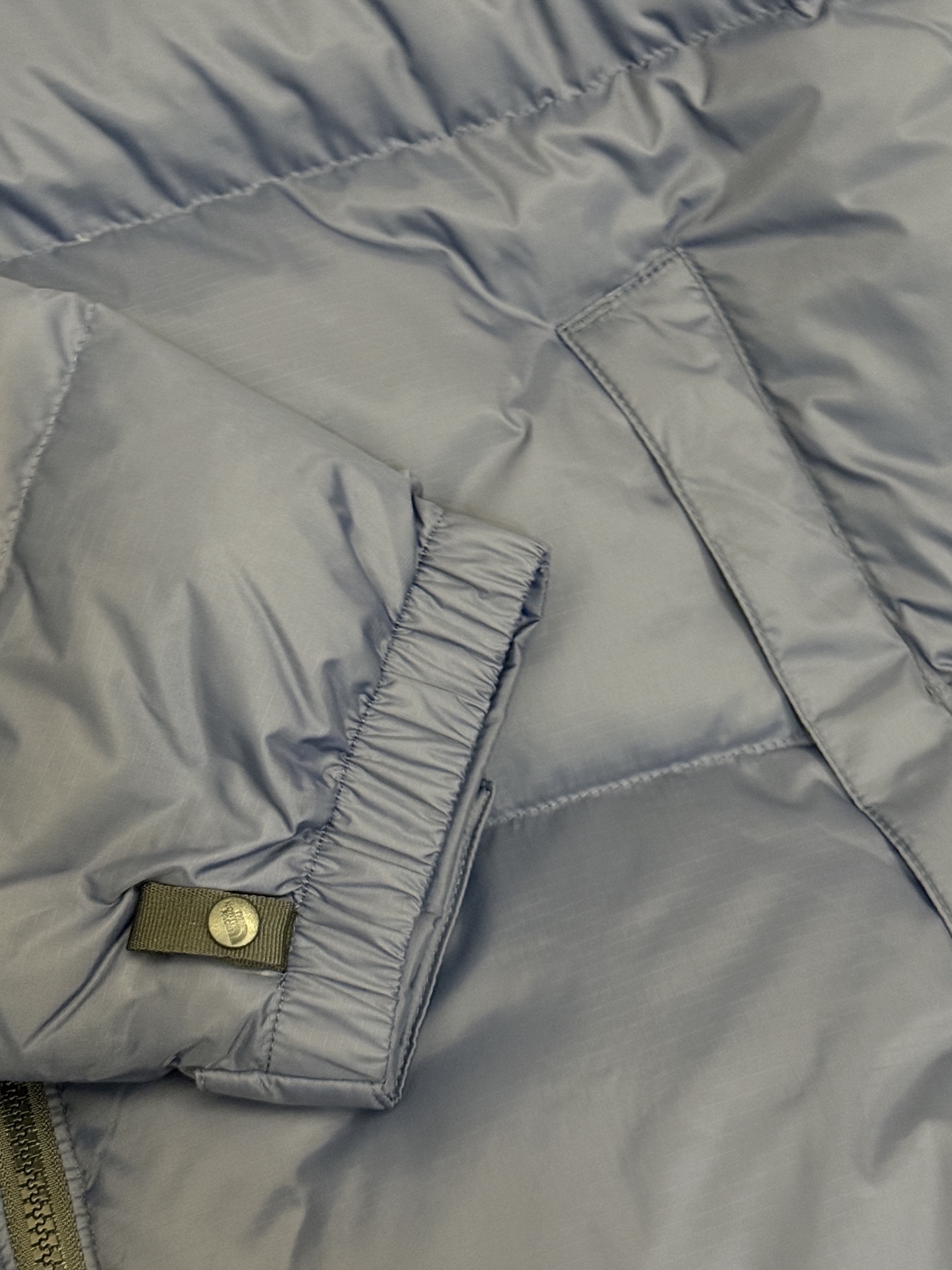 顶级北面96版
TheNorthFace北面#1996Nuptse 4NCH户外经典羽绒服#男女同款#藏青色
✅全新进口百灵达绣花机定制万针电绣,采用进口7号针,进口绣线,保证每字饱满、立体、清晰,可称最贵绣标!
✅采用国标80白鸭绒填充,保暖性能更出色,轻便不厚重,压缩后的蓬松度恢复性好!
✅原厂定制40D格子四级防水布料,独家采用最新原版一致布料做法,防止跑绒,并保证手感及膨松度,内里采用尼龙nylon双重双层封禁设计,不会出现任何跑绒现象,内置抽拉绳扣的可调节下摆,可防风防寒!
✅拉链采用吉田YKK原厂定制,刻字清晰,质感完美顺滑,建议比较!
✅辅料及扣子均采用原版一样铜芯弹簧【非市面铁芯弹簧】,可对比了解更多细节,只做市场最高版本!
✅不诋毁,不浮夸,真实且不需要太多文案,因为专注,所以专业!
SIZE: XS S M L XL XXL XXXL