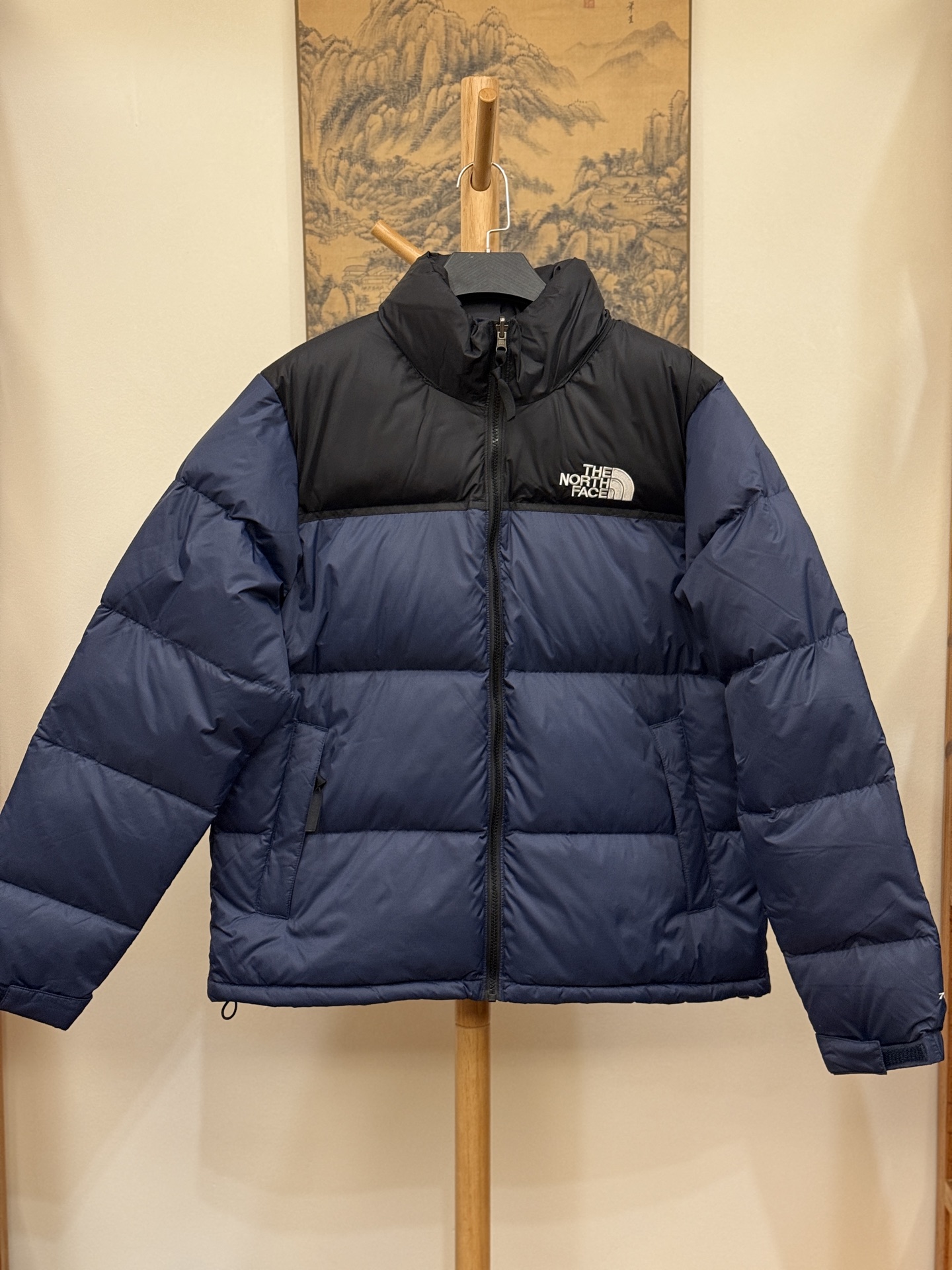 顶级北面96版
TheNorthFace北面#1996Nuptse 4NCH户外经典羽绒服#男女同款#藏青色

✅全新进口百灵达绣花机定制万针电绣，采用进口7号针，进口绣线，保证每字饱满、立体、清晰，可称最贵绣标！
✅采用国标80白鸭绒填充，保暖性能更出色，轻便不厚重，压缩后的蓬松度恢复性好！
✅原厂定制40D格子四级防水布料，独家采用最新原版一致布料做法，防止跑绒，并保证手感及膨松度，内里采用尼龙nylon双重双层封禁设计，不会出现任何跑绒现象，内置抽拉绳扣的可调节下摆，可防风防寒！
✅拉链采用吉田YKK原厂定制，刻字清晰，质感完美顺滑，建议比较！
✅辅料及扣子均采用原版一样铜芯弹簧【非市面铁芯弹簧】，可对比了解更多细节，只做市场最高版本！
✅不诋毁，不浮夸，真实且不需要太多文案，因为专注，所以专业！

SIZE: XS  S  M  L  XL  XXL XXXL