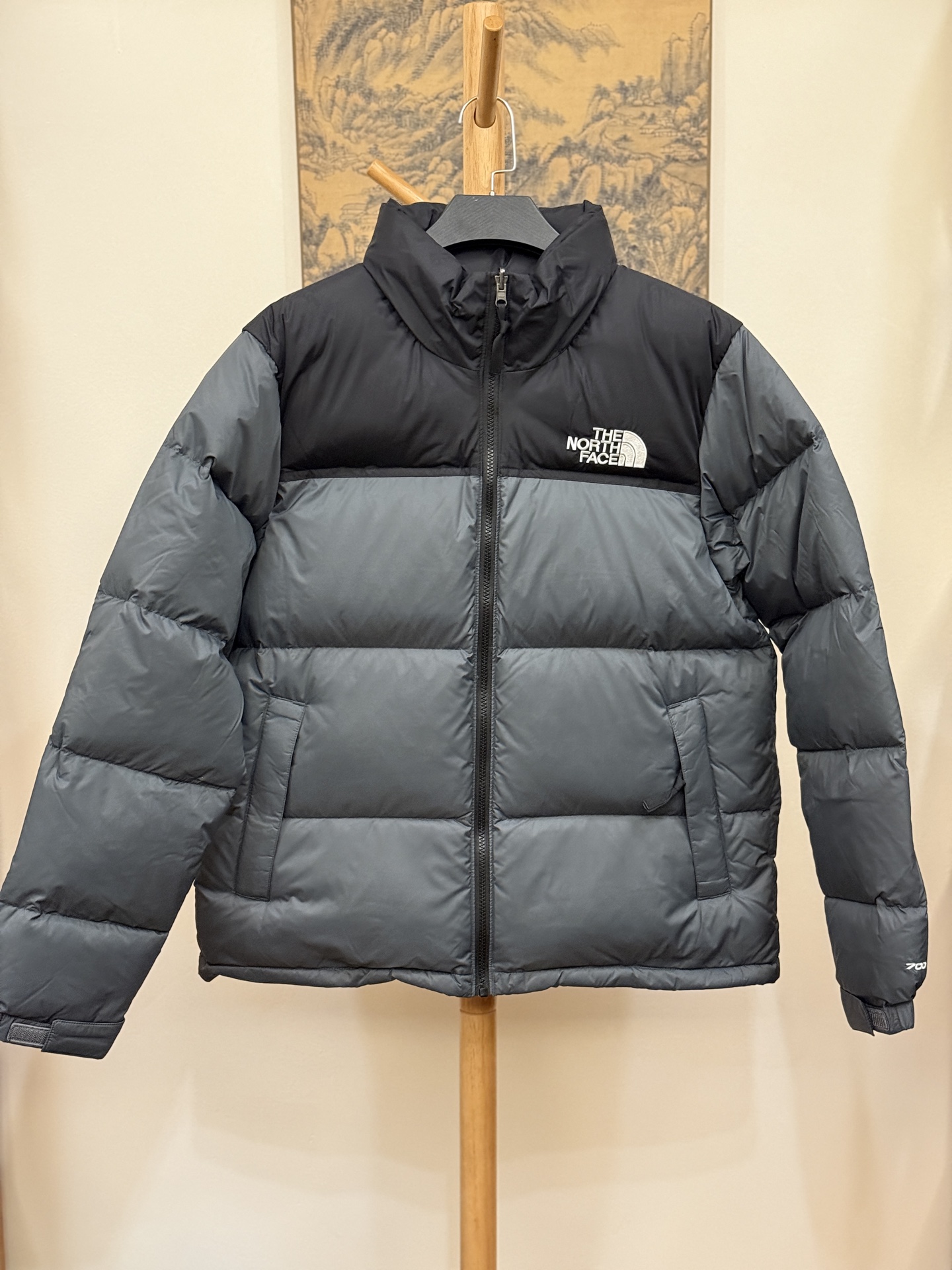 顶级北面96版
TheNorthFace北面#1996Nuptse 4NCH户外经典羽绒服#男女同款#灰黑

✅全新进口百灵达绣花机定制万针电绣，采用进口7号针，进口绣线，保证每字饱满、立体、清晰，可称最贵绣标！
✅采用国标80白鸭绒填充，保暖性能更出色，轻便不厚重，压缩后的蓬松度恢复性好！
✅原厂定制40D格子四级防水布料，独家采用最新原版一致布料做法，防止跑绒，并保证手感及膨松度，内里采用尼龙nylon双重双层封禁设计，不会出现任何跑绒现象，内置抽拉绳扣的可调节下摆，可防风防寒！
✅拉链采用吉田YKK原厂定制，刻字清晰，质感完美顺滑，建议比较！
✅辅料及扣子均采用原版一样铜芯弹簧【非市面铁芯弹簧】，可对比了解更多细节，只做市场最高版本！
✅不诋毁，不浮夸，真实且不需要太多文案，因为专注，所以专业！

SIZE: XS  S  M  L  XL  XXL XXXL