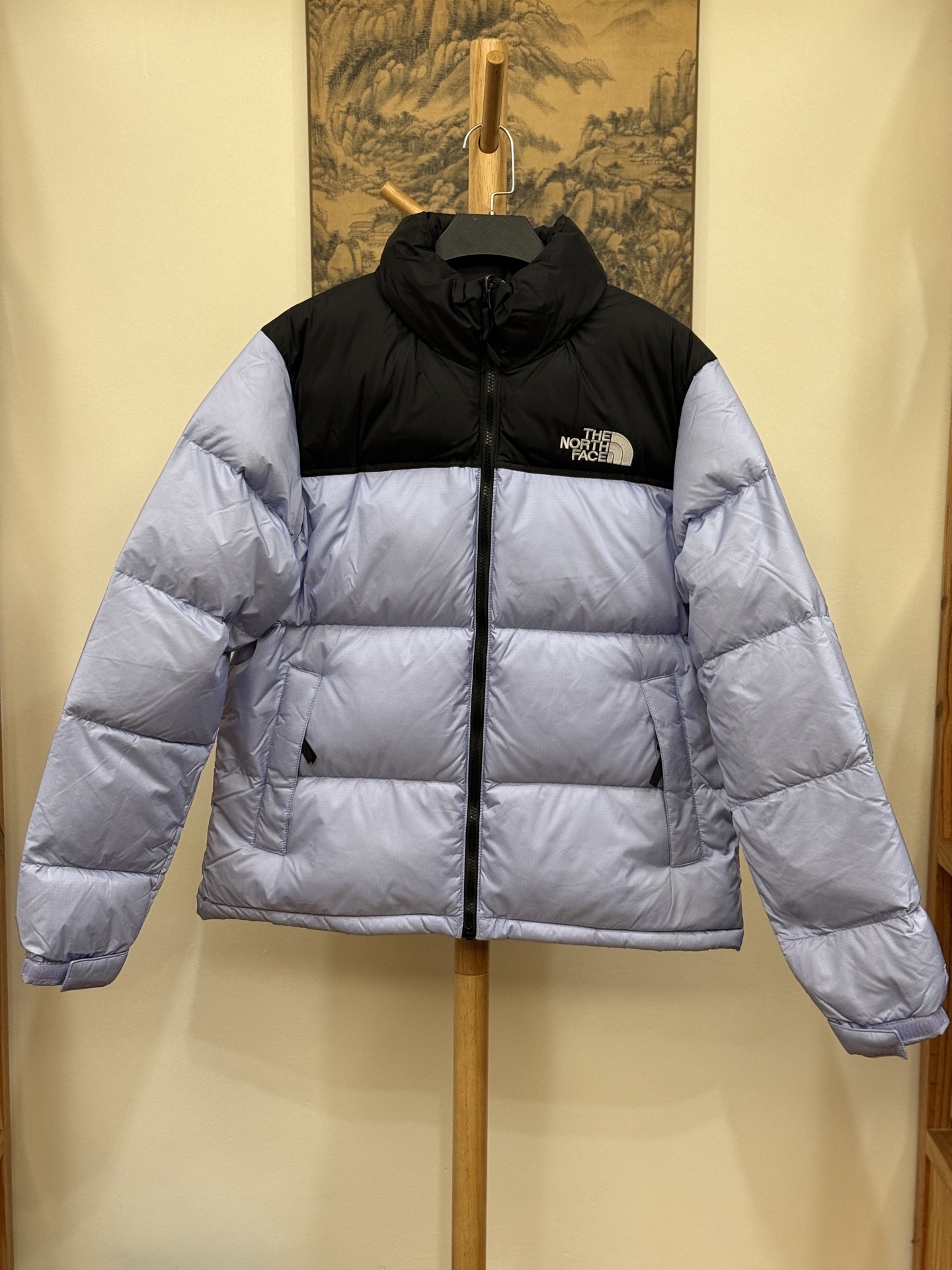 顶级北面96版
TheNorthFace北面#1996Nuptse 4NCH户外经典羽绒服#男女同款#淡紫色

✅全新进口百灵达绣花机定制万针电绣，采用进口7号针，进口绣线，保证每字饱满、立体、清晰，可称最贵绣标！
✅采用国标80白鸭绒填充，保暖性能更出色，轻便不厚重，压缩后的蓬松度恢复性好！
✅原厂定制40D格子四级防水布料，独家采用最新原版一致布料做法，防止跑绒，并保证手感及膨松度，内里采用尼龙nylon双重双层封禁设计，不会出现任何跑绒现象，内置抽拉绳扣的可调节下摆，可防风防寒！
✅拉链采用吉田YKK原厂定制，刻字清晰，质感完美顺滑，建议比较！
✅辅料及扣子均采用原版一样铜芯弹簧【非市面铁芯弹簧】，可对比了解更多细节，只做市场最高版本！
✅不诋毁，不浮夸，真实且不需要太多文案，因为专注，所以专业！

SIZE: XS  S  M  L  XL  XXL XXXL
