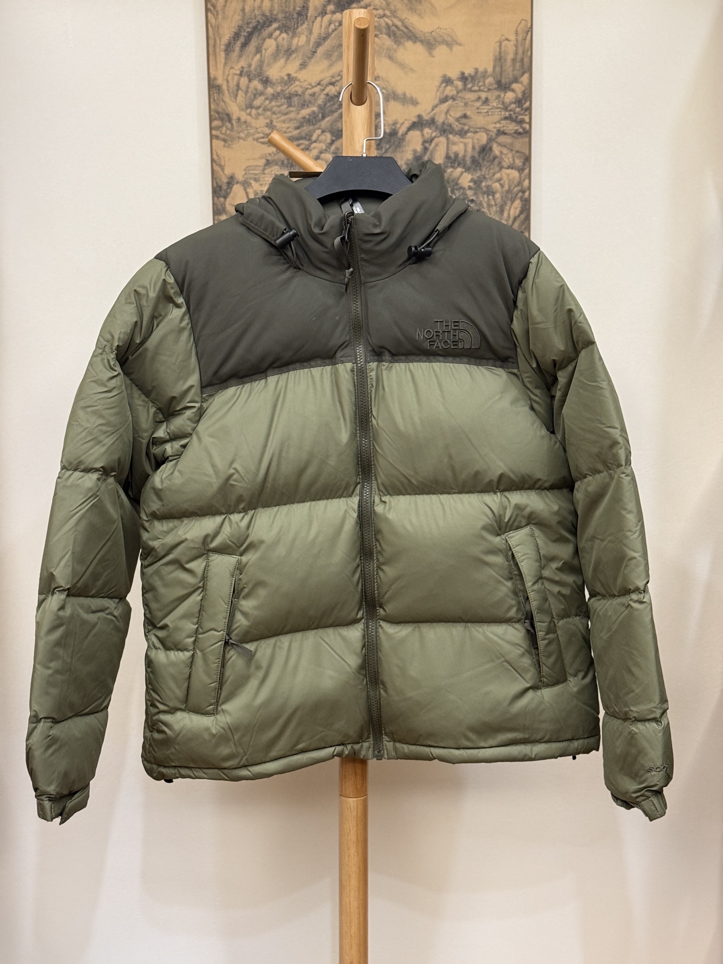 顶级北面96版
TheNorthFace北面#1996Nuptse 4NCH户外经典羽绒服#男女同款#双拼绿 

✅全新进口百灵达绣花机定制万针电绣，采用进口7号针，进口绣线，保证每字饱满、立体、清晰，可称最贵绣标！
✅采用国标80白鸭绒填充，保暖性能更出色，轻便不厚重，压缩后的蓬松度恢复性好！
✅原厂定制40D格子四级防水布料，独家采用最新原版一致布料做法，防止跑绒，并保证手感及膨松度，内里采用尼龙nylon双重双层封禁设计，不会出现任何跑绒现象，内置抽拉绳扣的可调节下摆，可防风防寒！
✅拉链采用吉田YKK原厂定制，刻字清晰，质感完美顺滑，建议比较！
✅辅料及扣子均采用原版一样铜芯弹簧【非市面铁芯弹簧】，可对比了解更多细节，只做市场最高版本！
✅不诋毁，不浮夸，真实且不需要太多文案，因为专注，所以专业！

SIZE: XS  S  M  L  XL  XXL XXXL