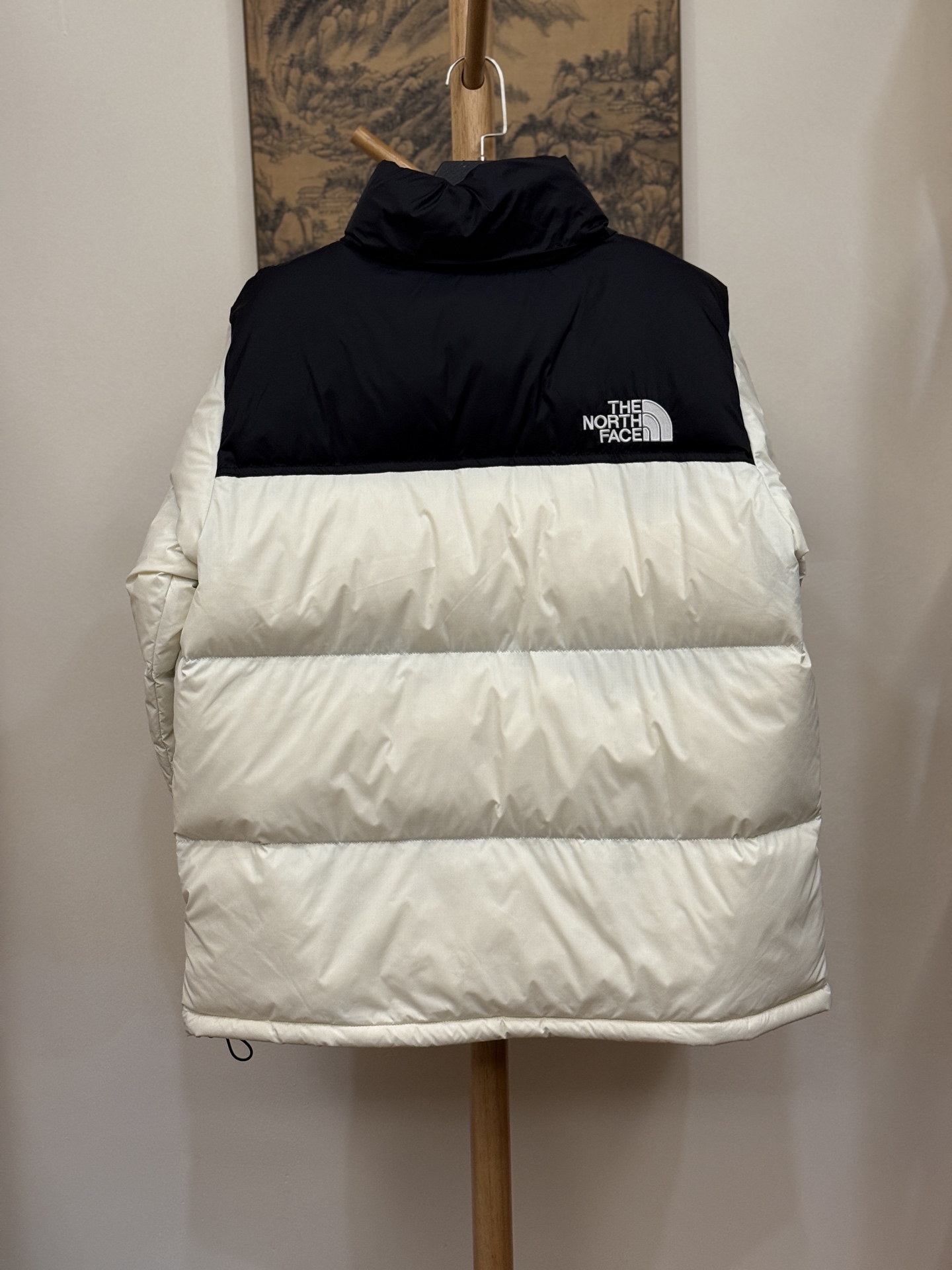 顶级北面96版
TheNorthFace北面#1996Nuptse 4NCH户外经典羽绒服#男女同款#白黑
✅全新进口百灵达绣花机定制万针电绣,采用进口7号针,进口绣线,保证每字饱满、立体、清晰,可称最贵绣标!
✅采用国标80白鸭绒填充,保暖性能更出色,轻便不厚重,压缩后的蓬松度恢复性好!
✅原厂定制40D格子四级防水布料,独家采用最新原版一致布料做法,防止跑绒,并保证手感及膨松度,内里采用尼龙nylon双重双层封禁设计,不会出现任何跑绒现象,内置抽拉绳扣的可调节下摆,可防风防寒!
✅拉链采用吉田YKK原厂定制,刻字清晰,质感完美顺滑,建议比较!
✅辅料及扣子均采用原版一样铜芯弹簧【非市面铁芯弹簧】,可对比了解更多细节,只做市场最高版本!
✅不诋毁,不浮夸,真实且不需要太多文案,因为专注,所以专业!
SIZE: XS S M L XL XXL XXXL
