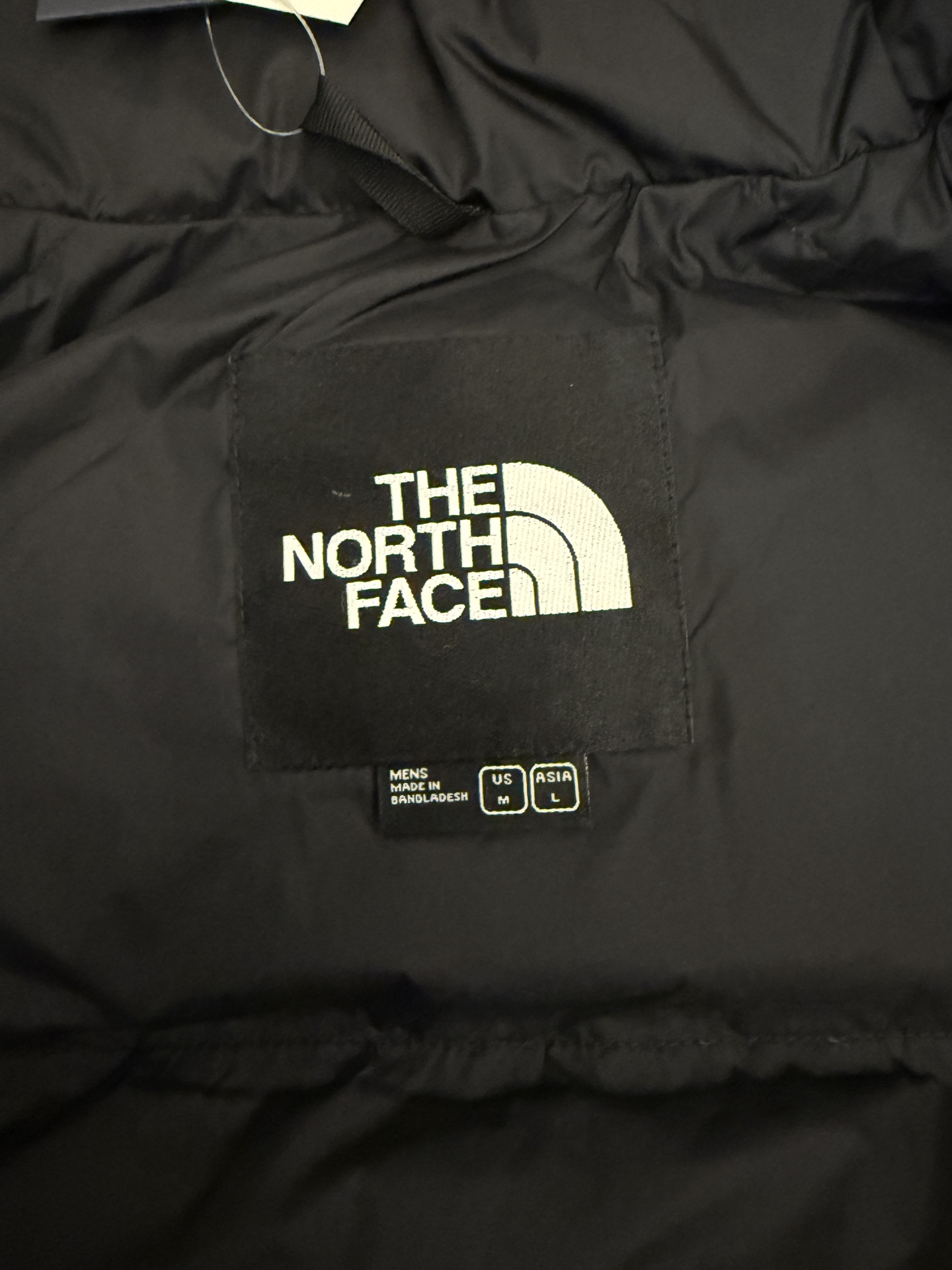 顶级北面96版
TheNorthFace北面#1996Nuptse 4NCH户外经典羽绒服#男女同款#白黑
✅全新进口百灵达绣花机定制万针电绣,采用进口7号针,进口绣线,保证每字饱满、立体、清晰,可称最贵绣标!
✅采用国标80白鸭绒填充,保暖性能更出色,轻便不厚重,压缩后的蓬松度恢复性好!
✅原厂定制40D格子四级防水布料,独家采用最新原版一致布料做法,防止跑绒,并保证手感及膨松度,内里采用尼龙nylon双重双层封禁设计,不会出现任何跑绒现象,内置抽拉绳扣的可调节下摆,可防风防寒!
✅拉链采用吉田YKK原厂定制,刻字清晰,质感完美顺滑,建议比较!
✅辅料及扣子均采用原版一样铜芯弹簧【非市面铁芯弹簧】,可对比了解更多细节,只做市场最高版本!
✅不诋毁,不浮夸,真实且不需要太多文案,因为专注,所以专业!
SIZE: XS S M L XL XXL XXXL