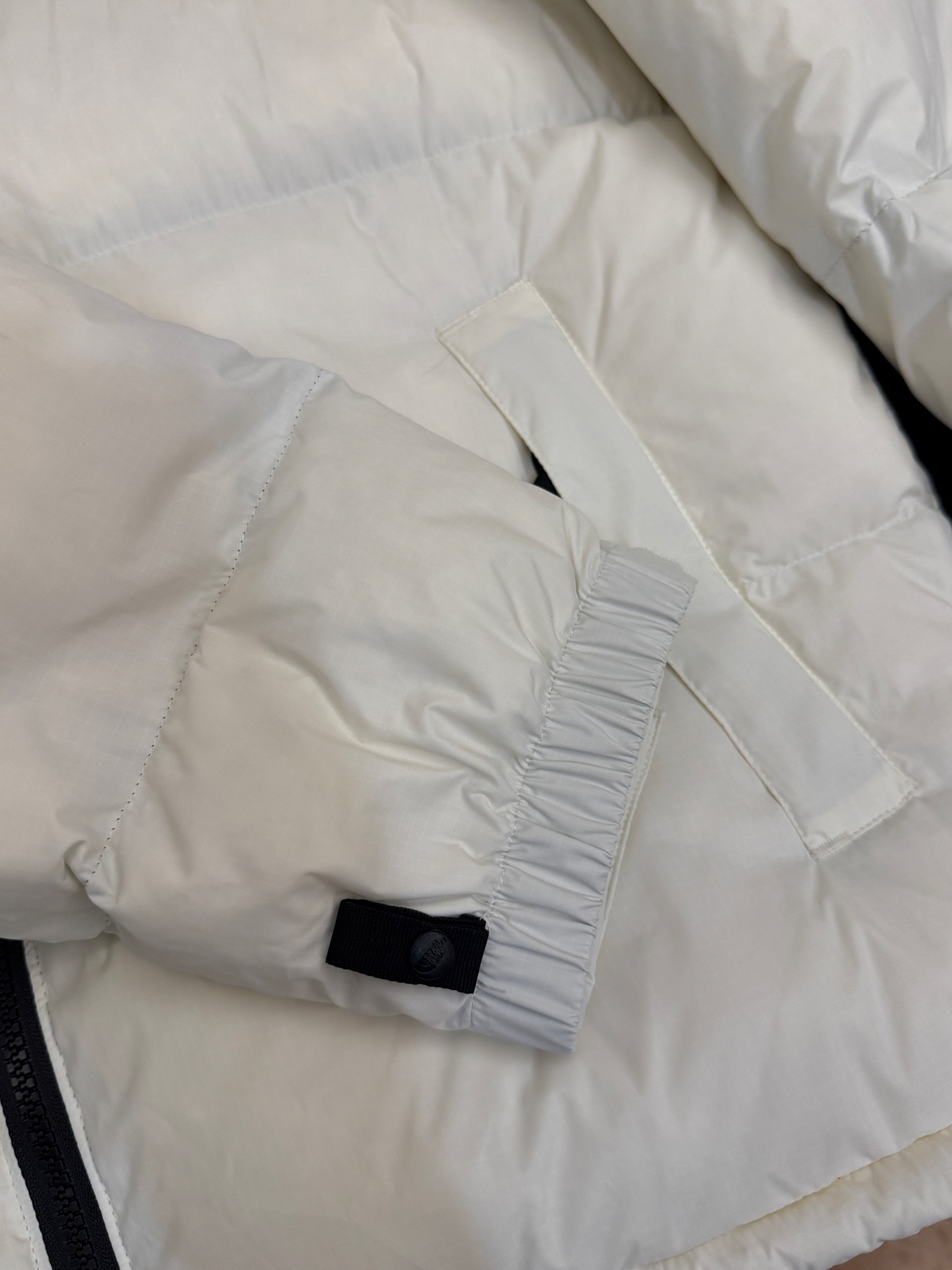 顶级北面96版
TheNorthFace北面#1996Nuptse 4NCH户外经典羽绒服#男女同款#白黑
✅全新进口百灵达绣花机定制万针电绣,采用进口7号针,进口绣线,保证每字饱满、立体、清晰,可称最贵绣标!
✅采用国标80白鸭绒填充,保暖性能更出色,轻便不厚重,压缩后的蓬松度恢复性好!
✅原厂定制40D格子四级防水布料,独家采用最新原版一致布料做法,防止跑绒,并保证手感及膨松度,内里采用尼龙nylon双重双层封禁设计,不会出现任何跑绒现象,内置抽拉绳扣的可调节下摆,可防风防寒!
✅拉链采用吉田YKK原厂定制,刻字清晰,质感完美顺滑,建议比较!
✅辅料及扣子均采用原版一样铜芯弹簧【非市面铁芯弹簧】,可对比了解更多细节,只做市场最高版本!
✅不诋毁,不浮夸,真实且不需要太多文案,因为专注,所以专业!
SIZE: XS S M L XL XXL XXXL