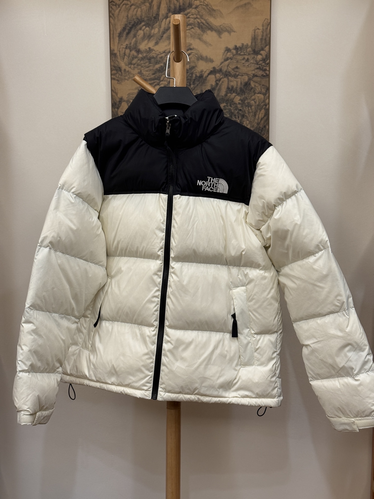 顶级北面96版
TheNorthFace北面#1996Nuptse 4NCH户外经典羽绒服#男女同款#白黑

✅全新进口百灵达绣花机定制万针电绣，采用进口7号针，进口绣线，保证每字饱满、立体、清晰，可称最贵绣标！
✅采用国标80白鸭绒填充，保暖性能更出色，轻便不厚重，压缩后的蓬松度恢复性好！
✅原厂定制40D格子四级防水布料，独家采用最新原版一致布料做法，防止跑绒，并保证手感及膨松度，内里采用尼龙nylon双重双层封禁设计，不会出现任何跑绒现象，内置抽拉绳扣的可调节下摆，可防风防寒！
✅拉链采用吉田YKK原厂定制，刻字清晰，质感完美顺滑，建议比较！
✅辅料及扣子均采用原版一样铜芯弹簧【非市面铁芯弹簧】，可对比了解更多细节，只做市场最高版本！
✅不诋毁，不浮夸，真实且不需要太多文案，因为专注，所以专业！

SIZE: XS  S  M  L  XL  XXL XXXL