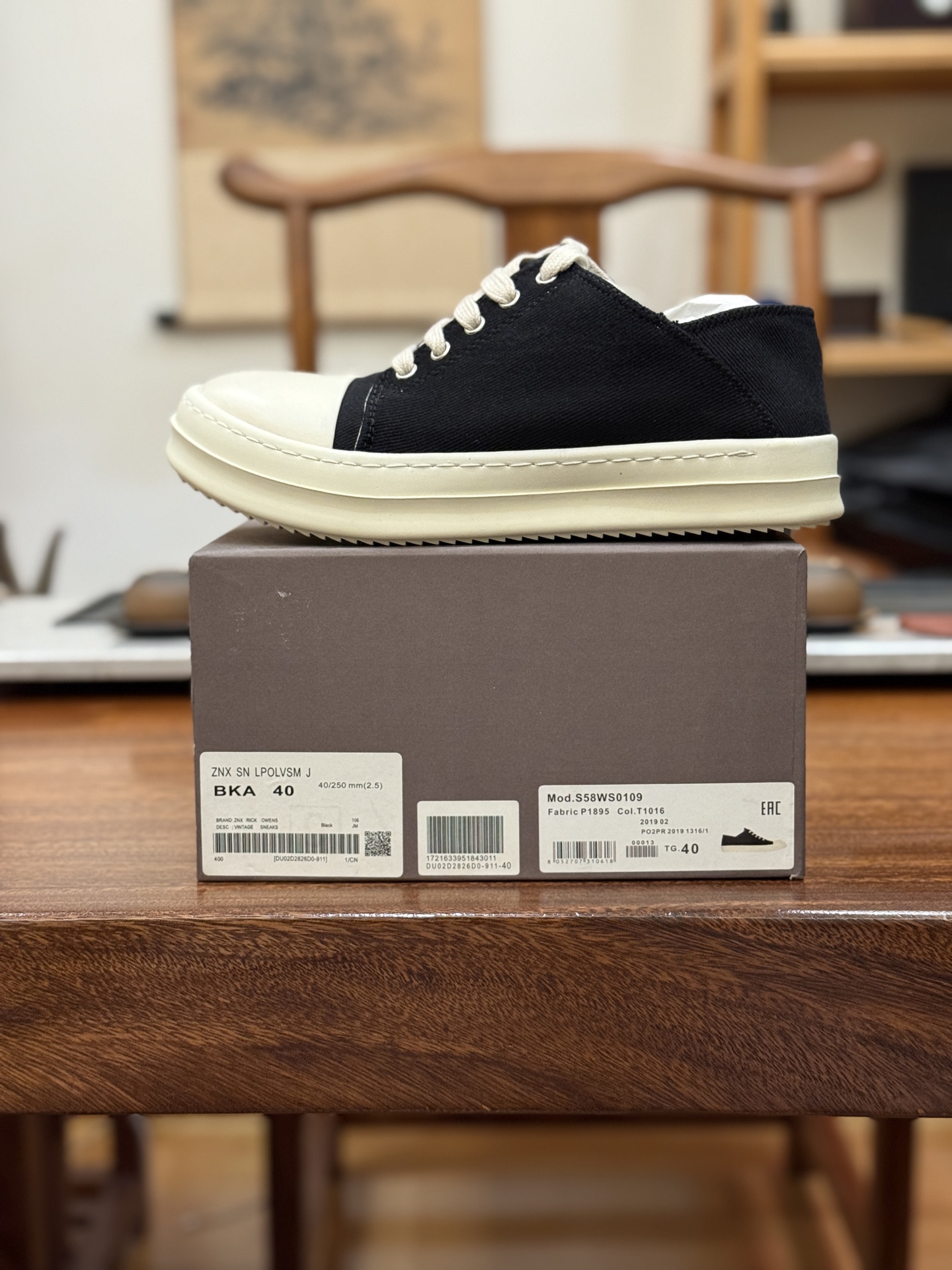 RO 板鞋 布面 黑白尺码 35 36 37 38 39 40 41 42 43 44 45 46
Rick Owens DRKSHDW 圆头系带低帮板鞋-演绎先锋暗黑美学,重塑经典板鞋轮廓。
这双来自 Rick Owens 副线 DRKSHDW的男款板鞋,是暗黑先锋风格与街头实用主义的精妙融合。标志性的 黑色 调贯穿始终,奠定永不过时的暗黑基调,是品牌美学最纯粹的诠释。
其颠覆性的 圆头设计,打破了传统板鞋的固有印象,呈现出Rick Owens 特有的未来复古感与雕塑般的廓形语言。低帮 剪裁赋予脚踝自由,同时保持利落线条。经典的系带系统不仅确保稳固贴合,更增添一份精致的手工感。
作为 DRKSHDW 的产品,它延续了主线Rick Owens的先锋精神与高品质工艺,同时更强调日常穿着的舒适性与街头适应性。无论是搭配标志性的层叠剪裁,还是融入简约的都市造型,这双黑色圆头板鞋都是塑造不羁态度与低调锋芒的永不过时的武器。